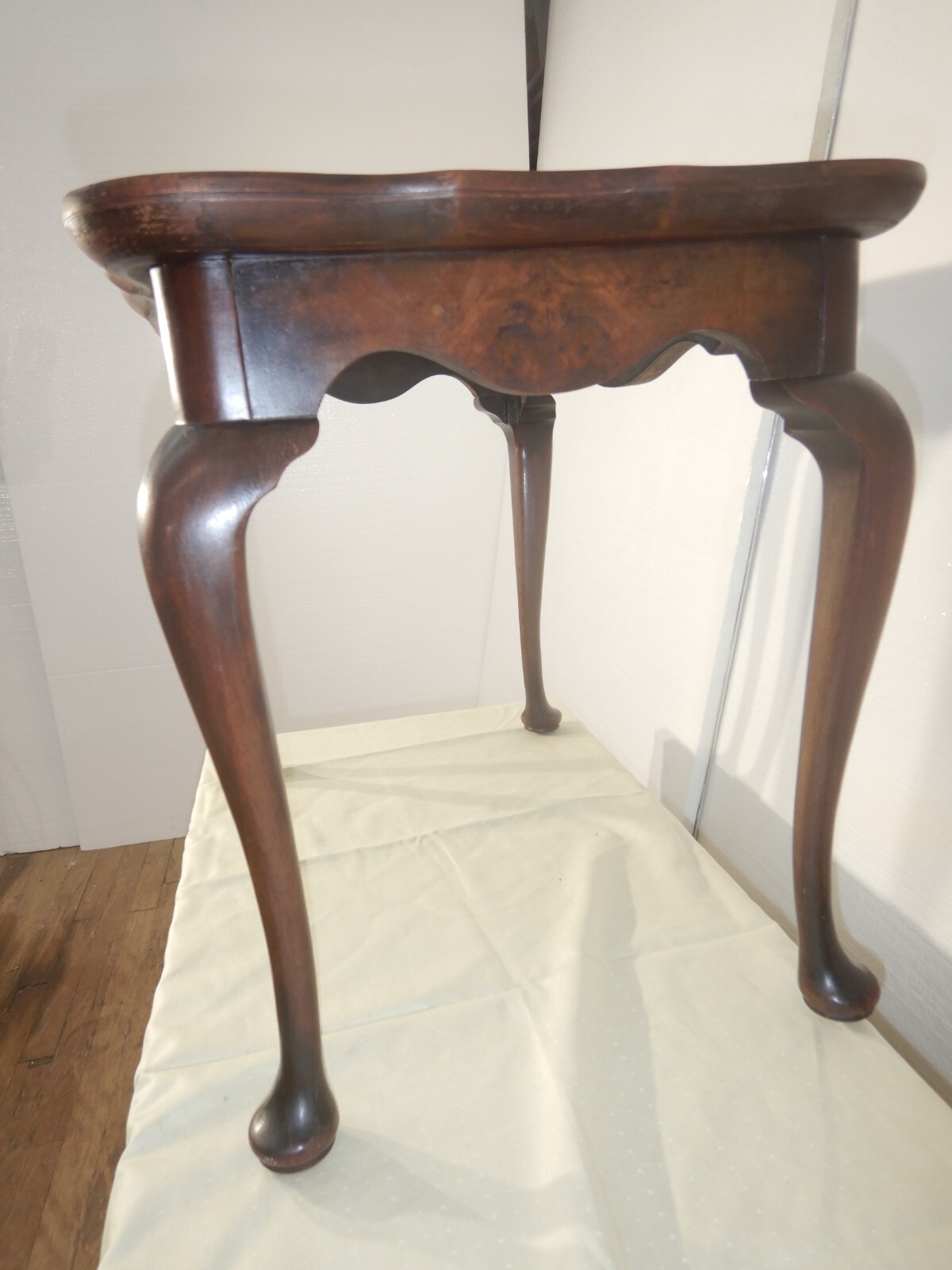 Queen Anne style Oyster veneered top End Table Nightstand Stand Mahogany