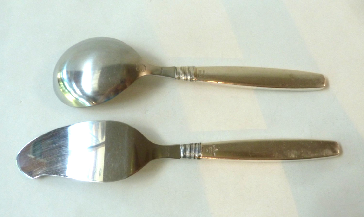 F. HINGELBERG SILVER THREAD SERVING SPOON AND SPADE, STERLING HANDLES, STAINLESS
