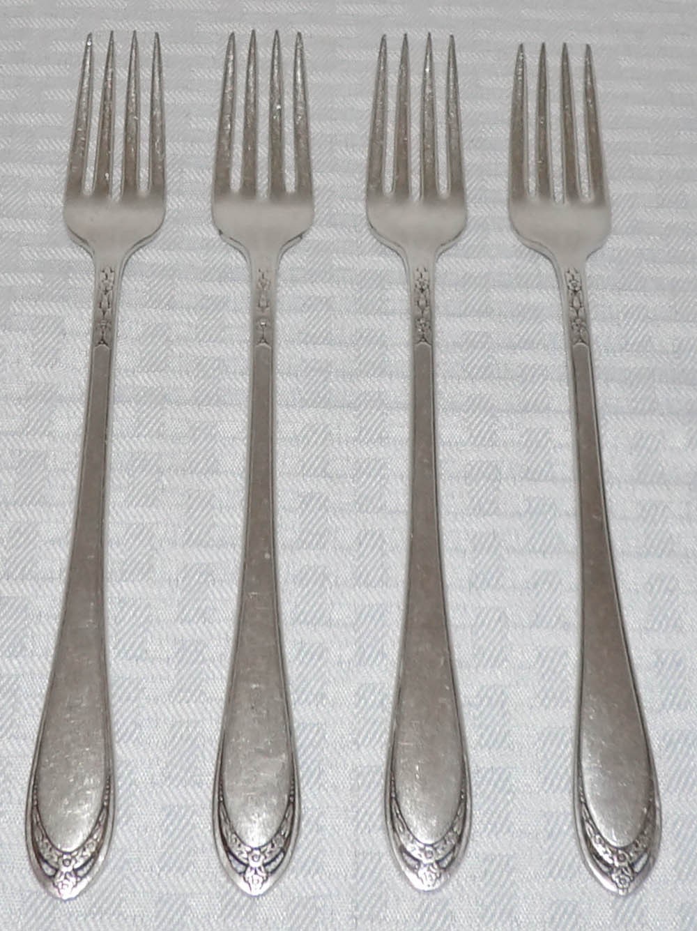 (4) 1847 Rogers Bros (IS) 1936 Lovelace Silverplate 7 3/4″ Grille (Viande) Forks