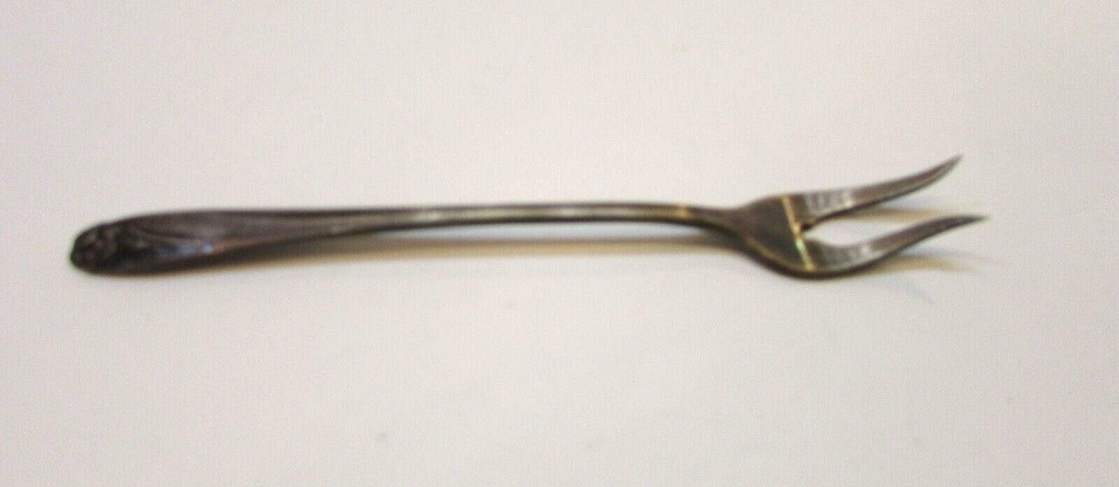 Old IS 1847 Rogers Bros 1960’s Silverplate Daffodil 6″ Long 2 Prong Pickle Fork