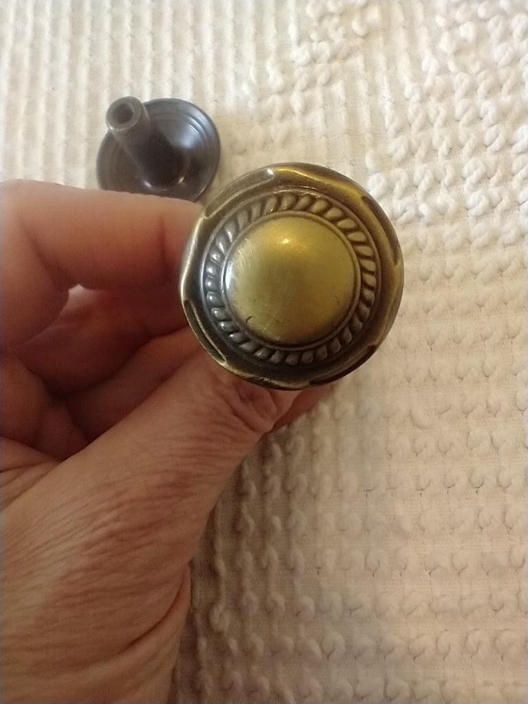 2 VINTAGE BRASS DRAWER PULLS~KNOBS~OXIDIZED~1.25″DIAMETER~ORNATE~70’S~3/4″DEEP