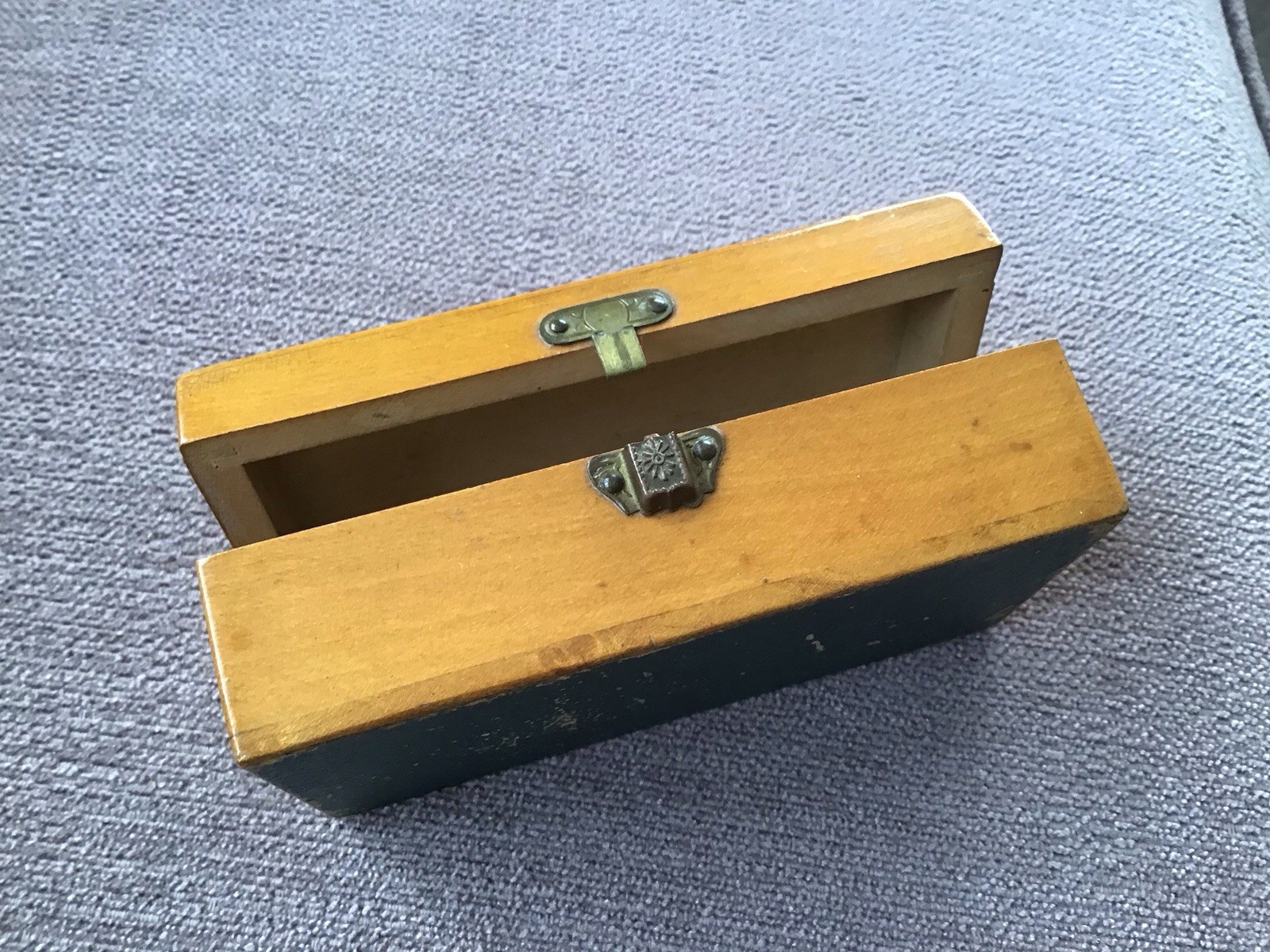 Mauchline Transfer Ware.Hinge/Clasp Bevelled Lid,Box. ISLE OF WIGHT.10x5x3.5cm.