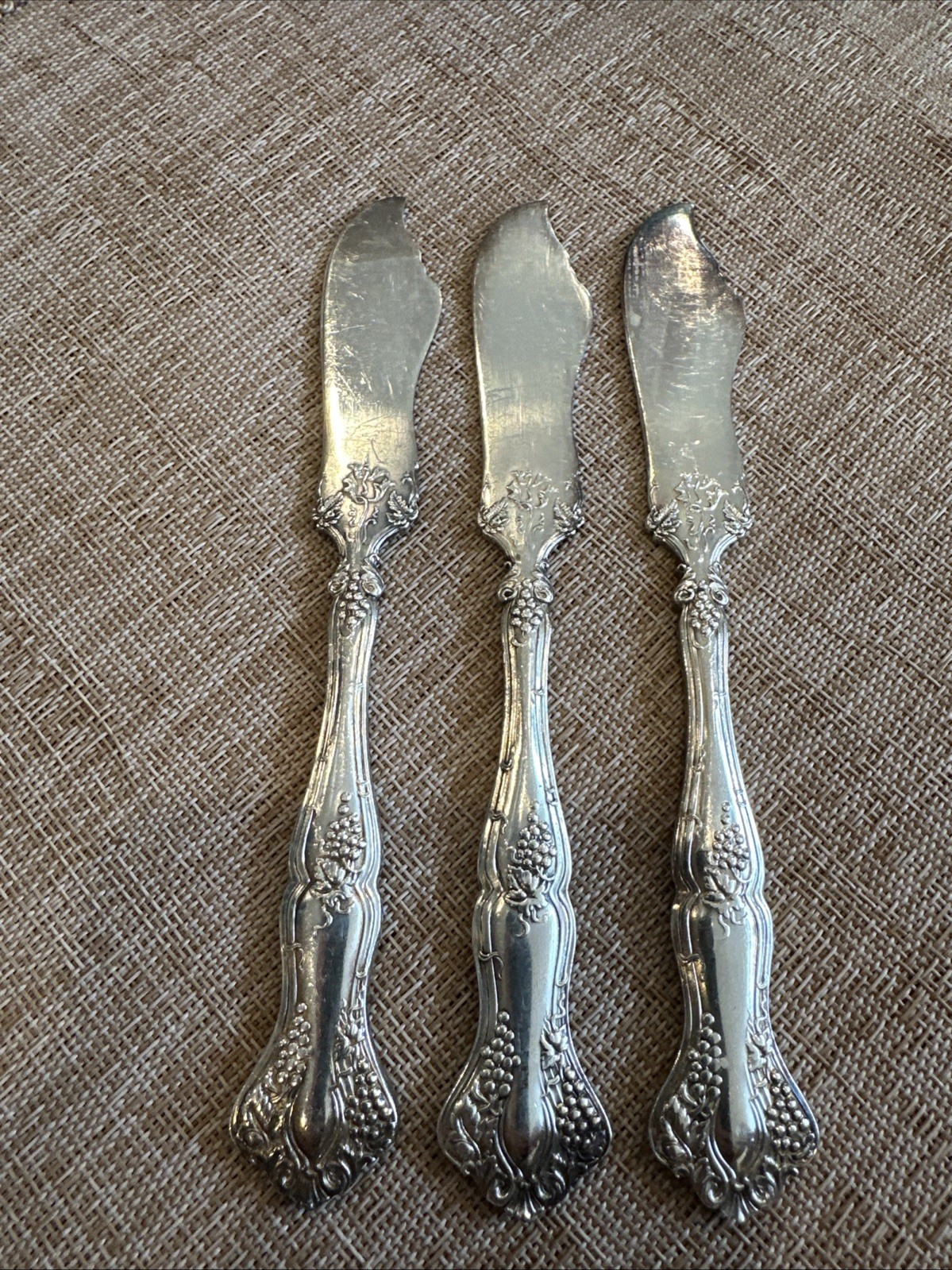1847 Roger Bros Triple Butter Spreader Knives Vintage Pattern Vine And Grapes 3