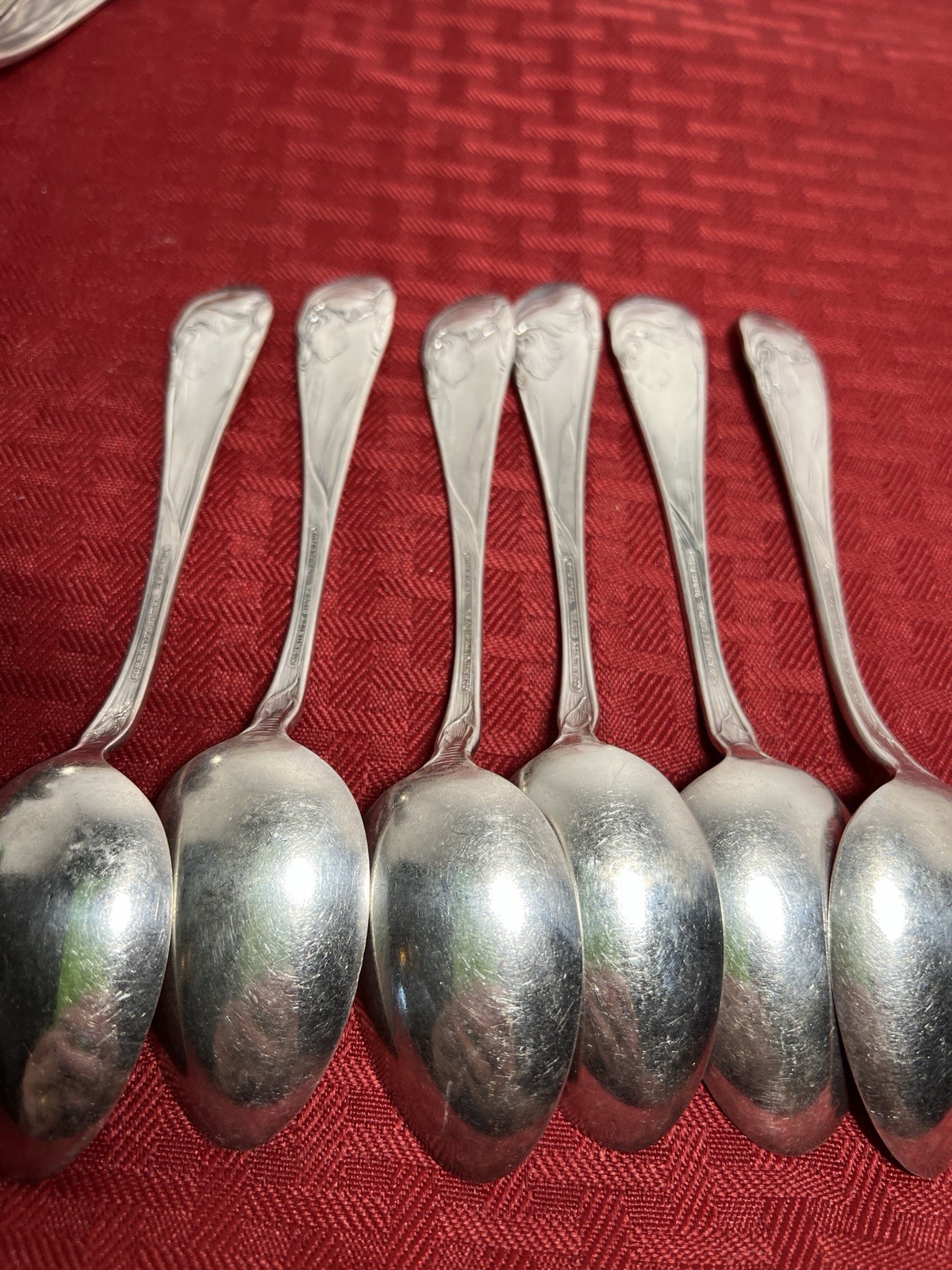 ONEIDA COMMUNITY*FLOWER DE LUCE*PARTIAL SET*32 PCS*TRIPLE PLUS*1904*MAHOGANY BOX