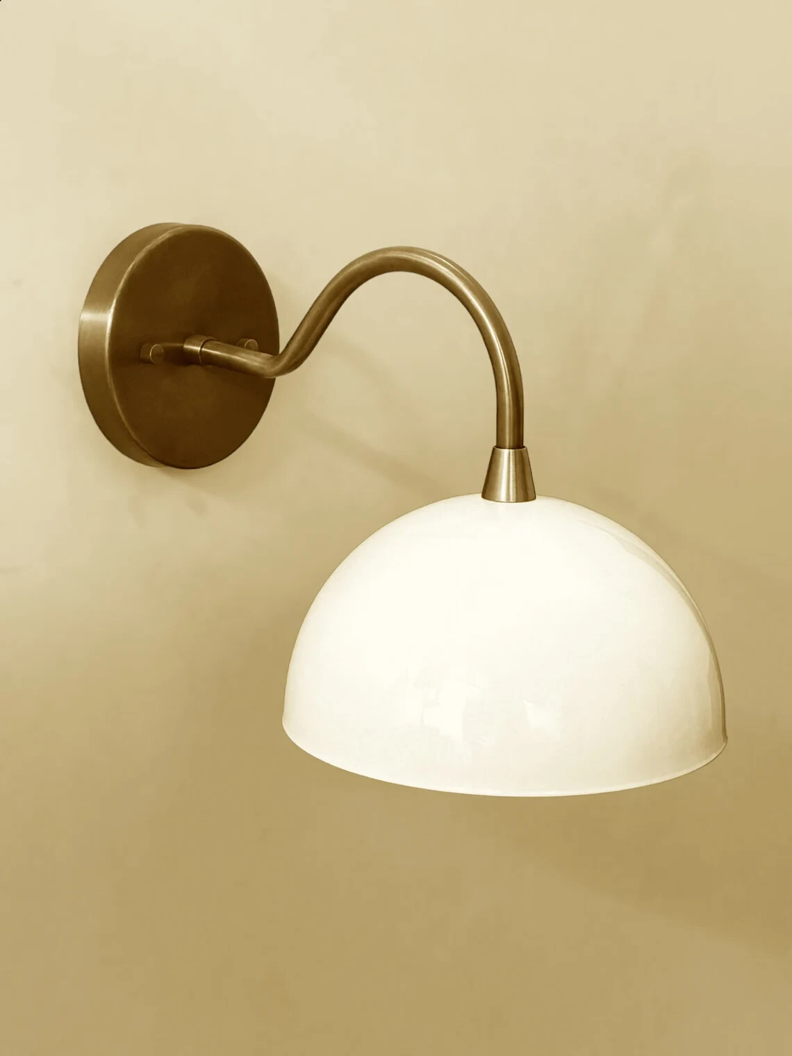 Mid-Century Modern Brass Wall Lamp Sleek Sconce Lighting For Home Deco