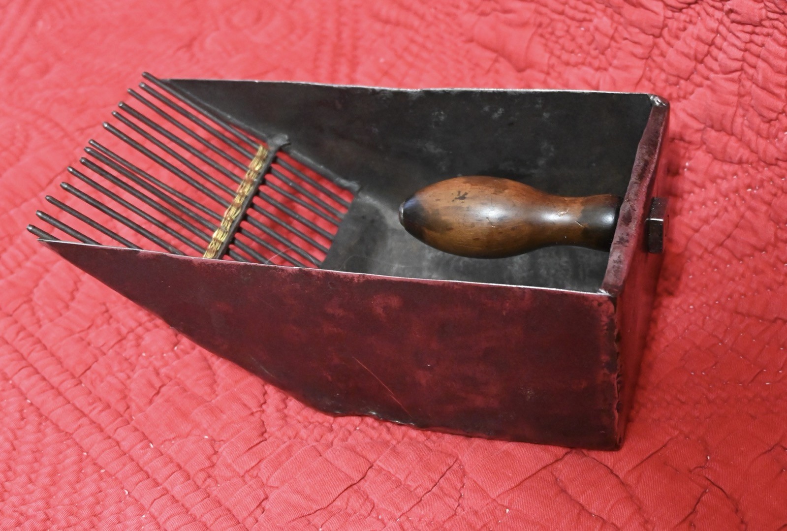 UNIQUE HAND WROUGHT METAL & WOOD BLUEBERRY CRANBERRY PICKER SCOOP RAKE ~ VINTAGE