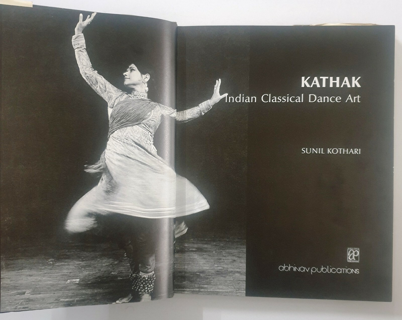Kothari, Sunil: Kathak. Indian Classical Dance Art. 1989. 234p. illus. hb.SIGNED