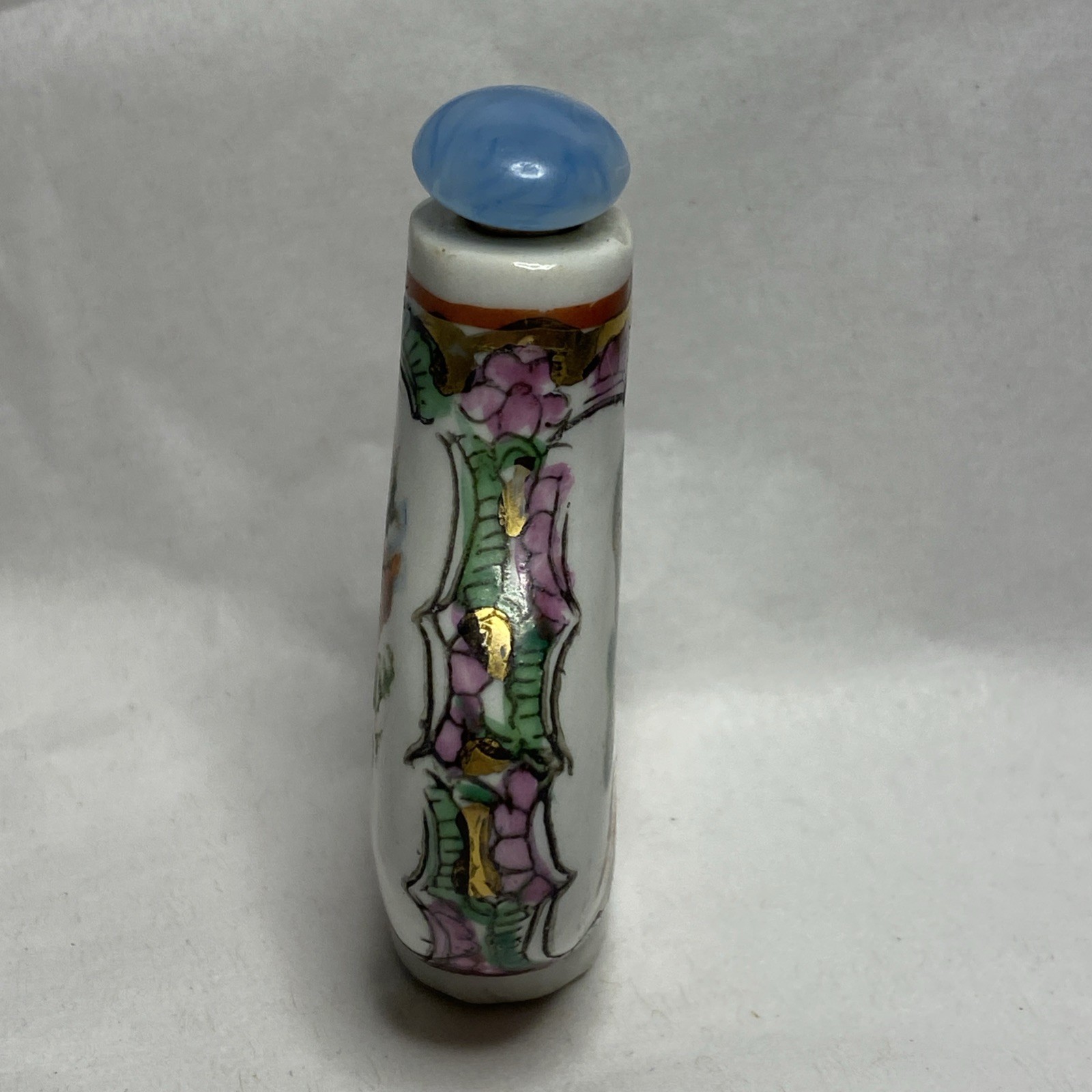 Vintage Chinese Snuff Bottle. No Chips Or Cracks. Nice Little Treasure. See Pics