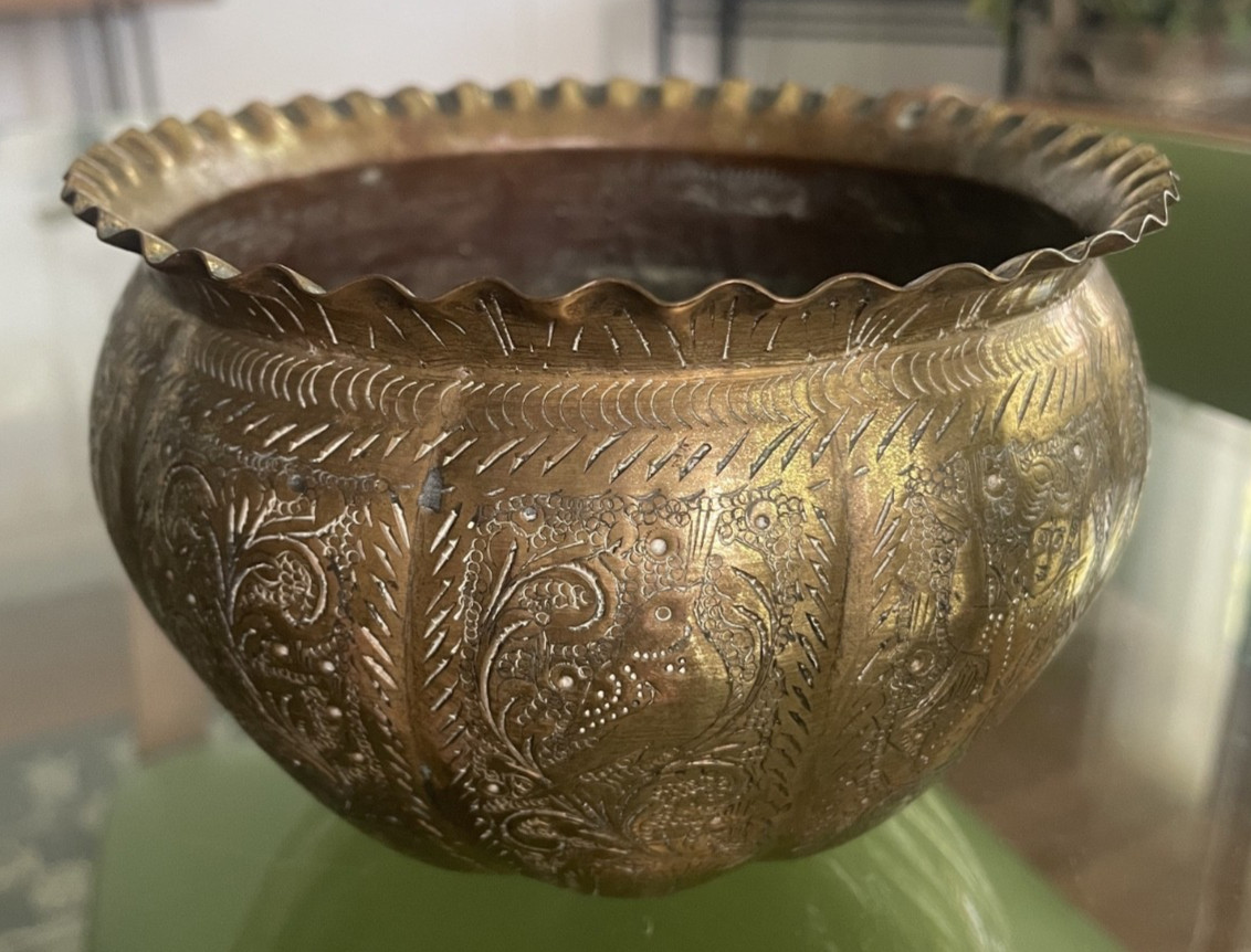 VINTAGE INDIA ETCHED BIRDS FIGURES BRASS VESSEL PLANTER SCALLOPED EDGE