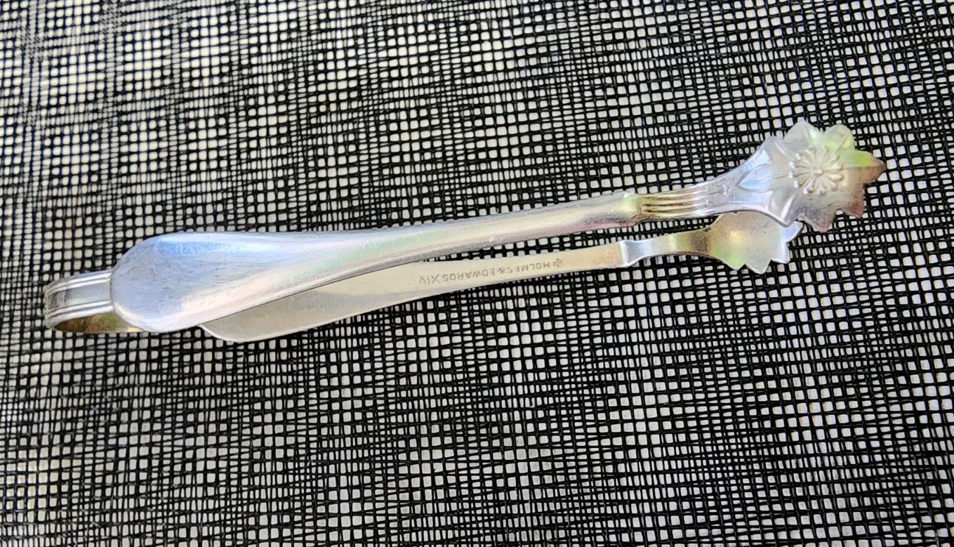 😃HOLMES & EDWARDS ANTIQUE WINDSOR SILVERPLATED SUGAR CUBE TONGS 🤍 ◽️