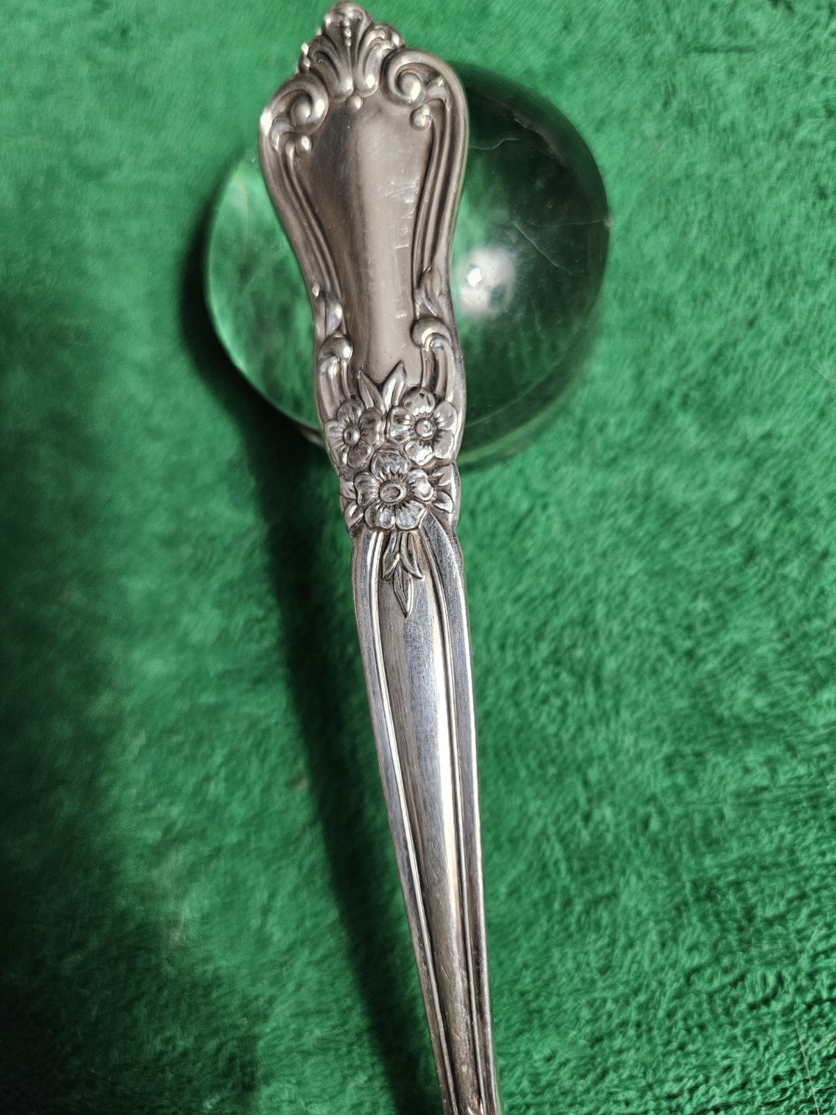 Rogers VALLEY ROSE Pattern Slotted Table Serving Spoon. 8 1/2″ Long.