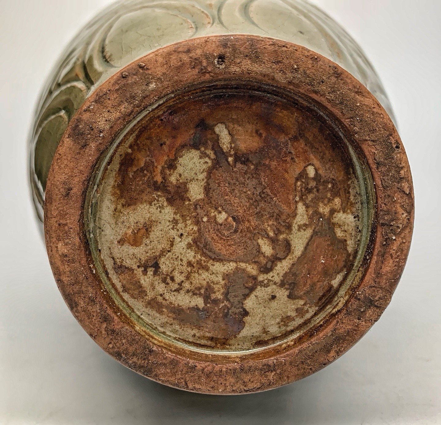耀州窑《刻花牡丹纹盘口瓶》（高33.5腹14口8底7.5cm）