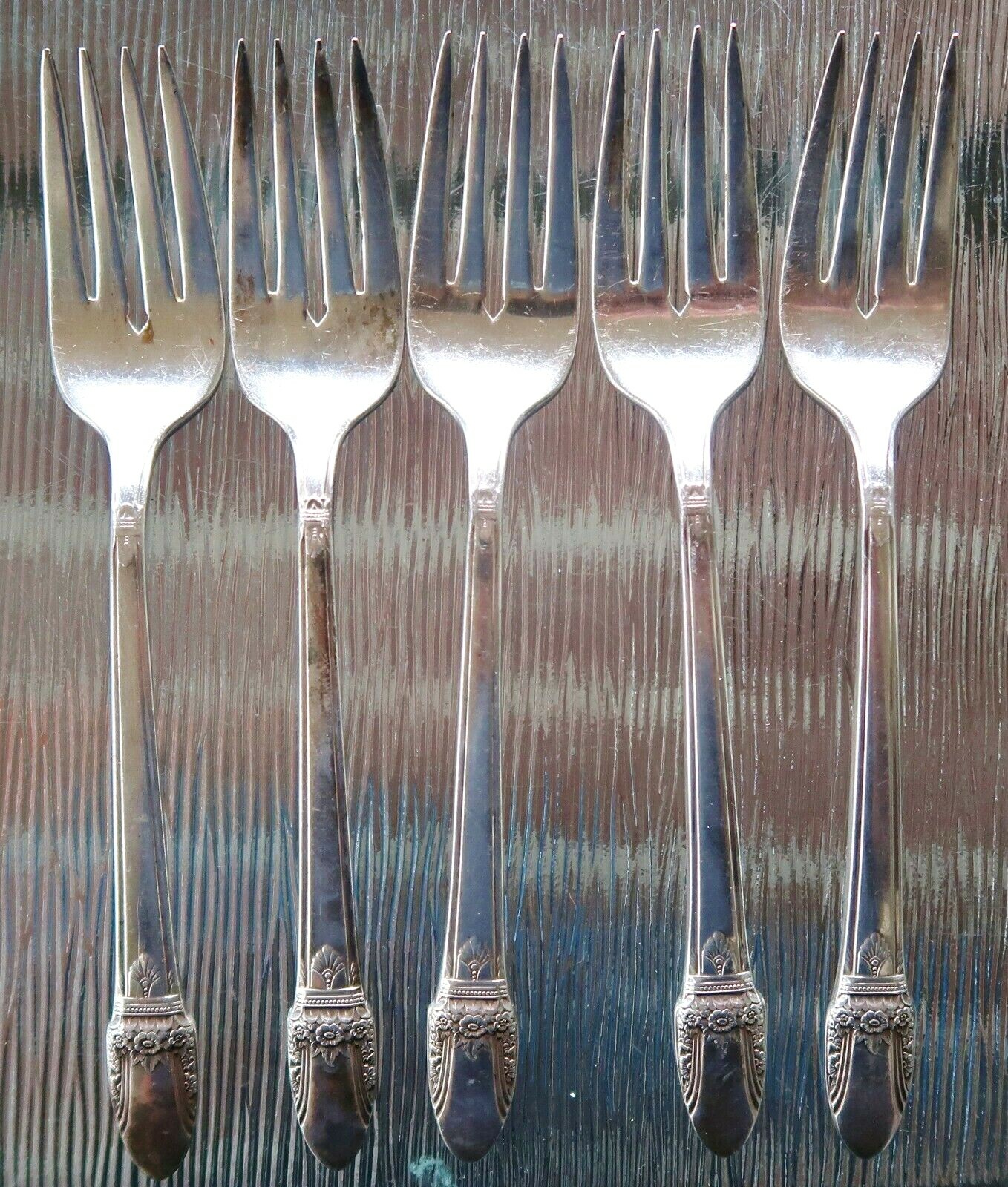1847 Rogers Bros IS FIRST LOVE Salad FORKS, Dessert (5) – Silverplate, Five