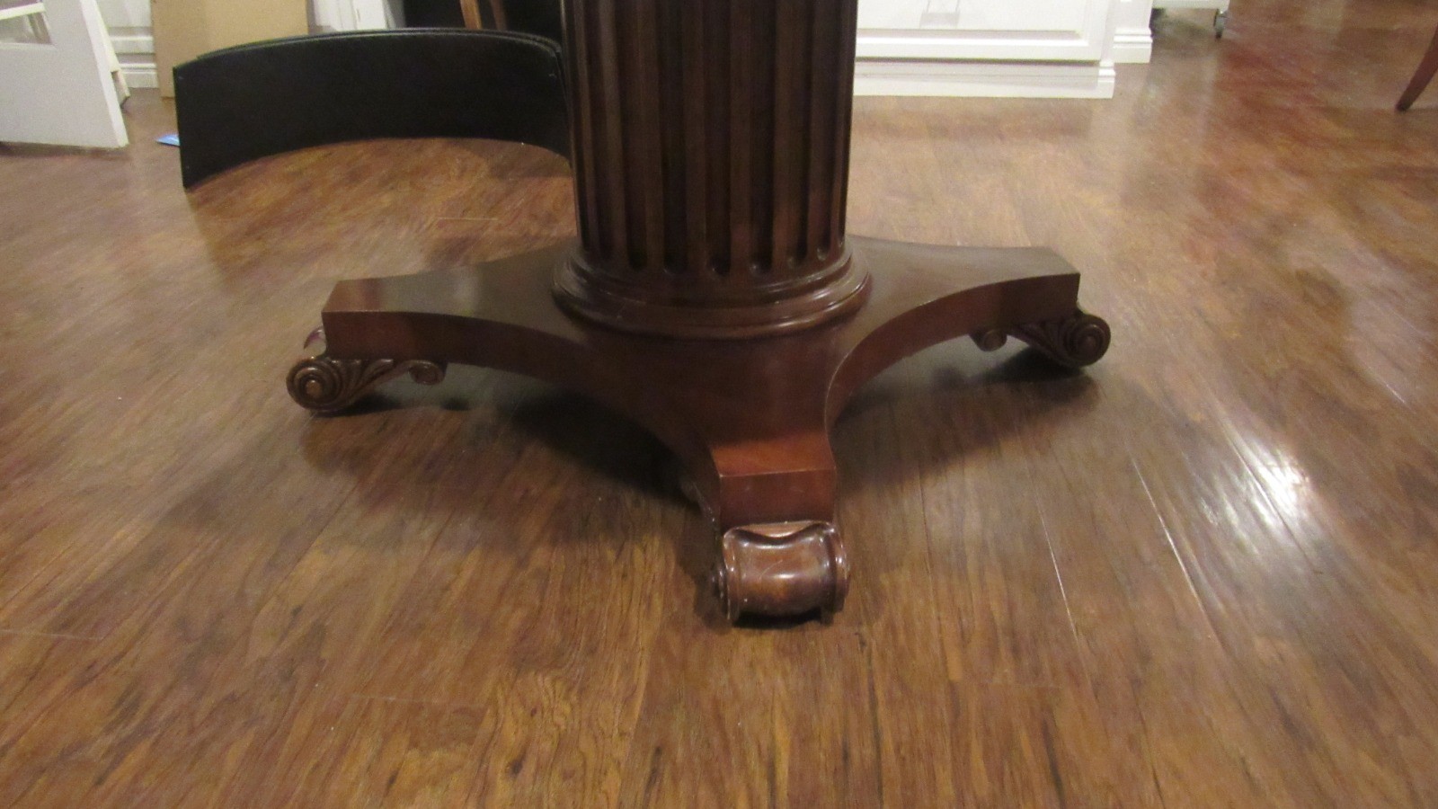Ethan Allen Flame Mahogany Round Kitchen Dining Room Table Amazing