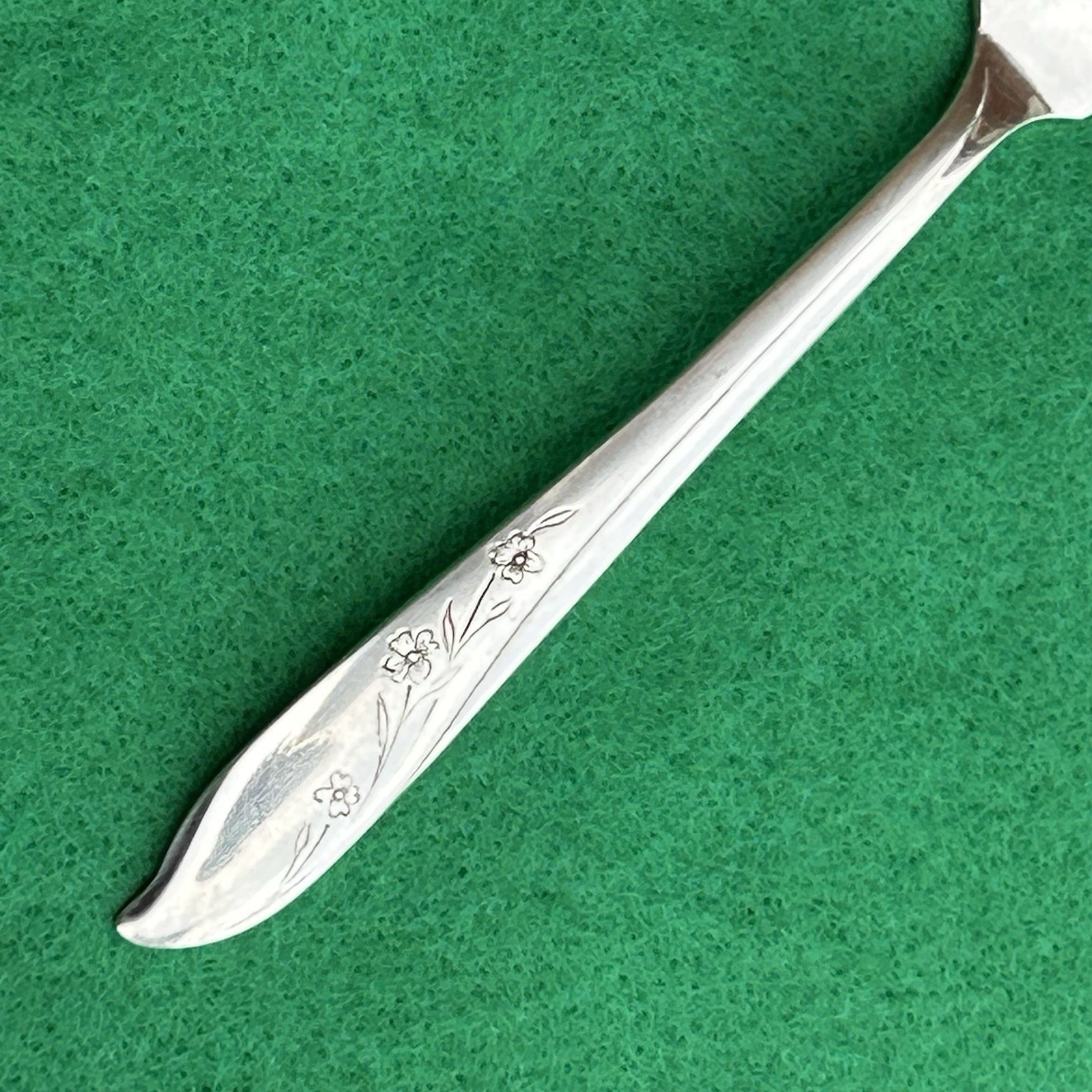 1847 Rogers Bros Intl Silver Springtime Silver Plated Flatware Butter Knife