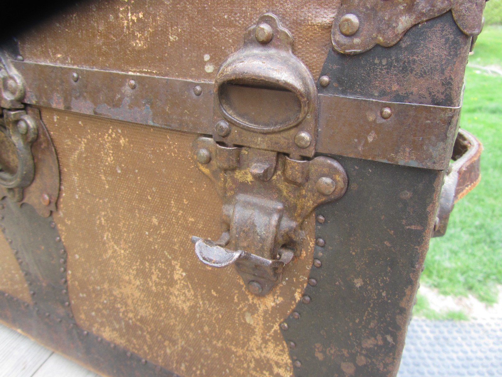 Antique Brown Wood Flat Top Steamer trunk Roller n key riveted trim solid
