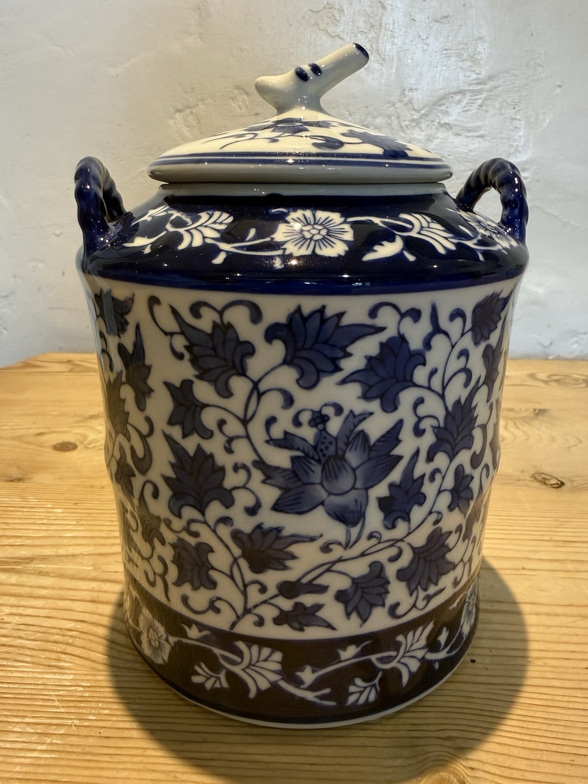 Chinese Chinoiserie Style Lidded Decorative Storage Jar. Cobalt Blue & White.