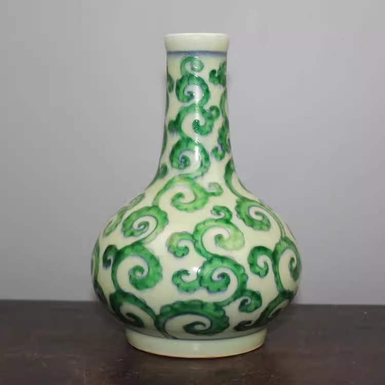 Chinese Ming Chenghua Blue and White Porcelain Green Flowers Pattern Vase 7.7″
