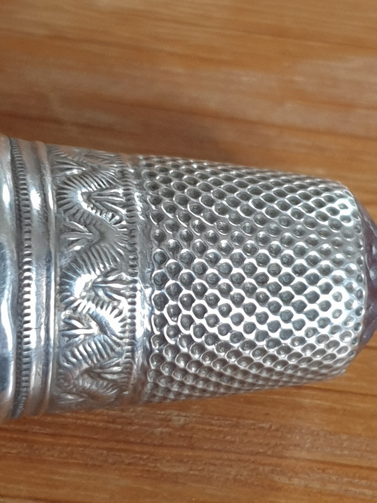 Vintage Possibe Antiqe Continental Silver Thimble Mauve Agate Top And Shield