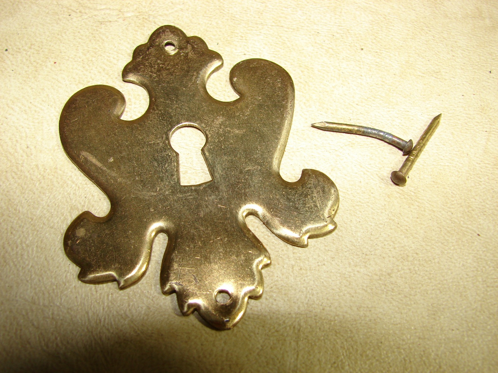 Vintage Escutcheon Brass Skeleton Key Hole Cover 2.5″ x 2″ UNIQUE