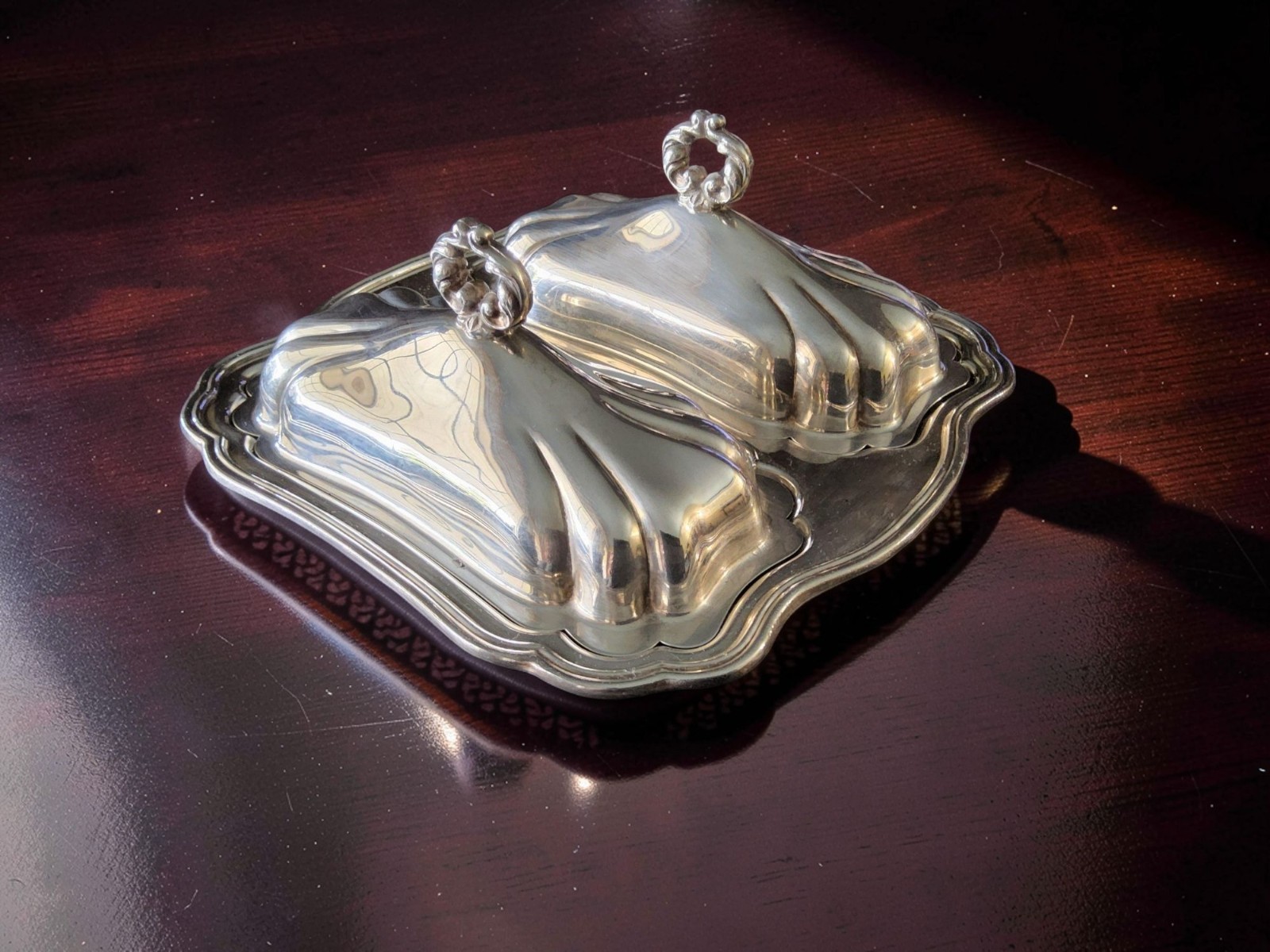 Vintage Oneida silver-plated double butter dish serving tray with scallop edging