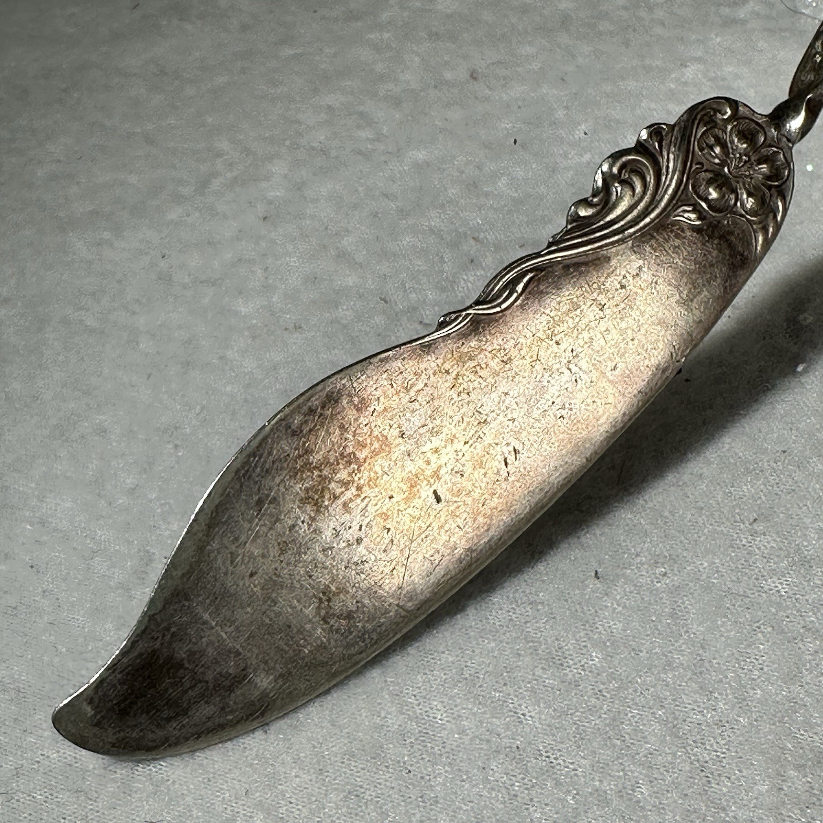 Arbutus 1908 Twist Handle Master Butter Knife WM ROGERS & SON AA silver plated