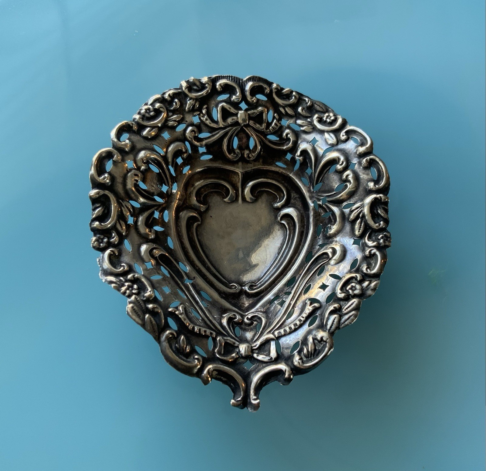 Antique Vintage Solid Sterling Silver Heart Shaped Embossed Bon Bon Dish 9g