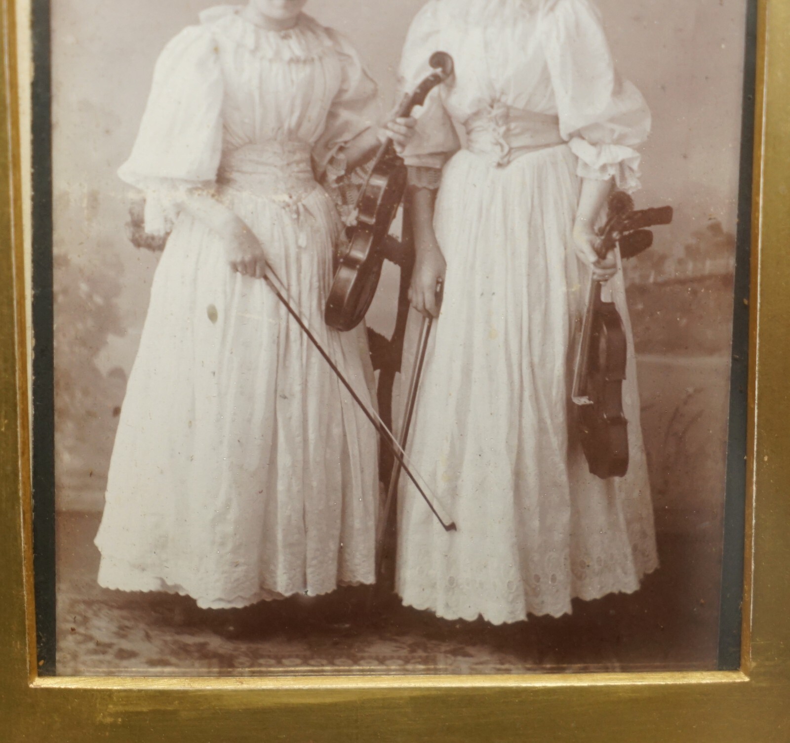 ANTIQUE VICTORIAN VIOLINISTS PHOTO & PERIOD FRAME CASED INSIDE DISPLAY CASE