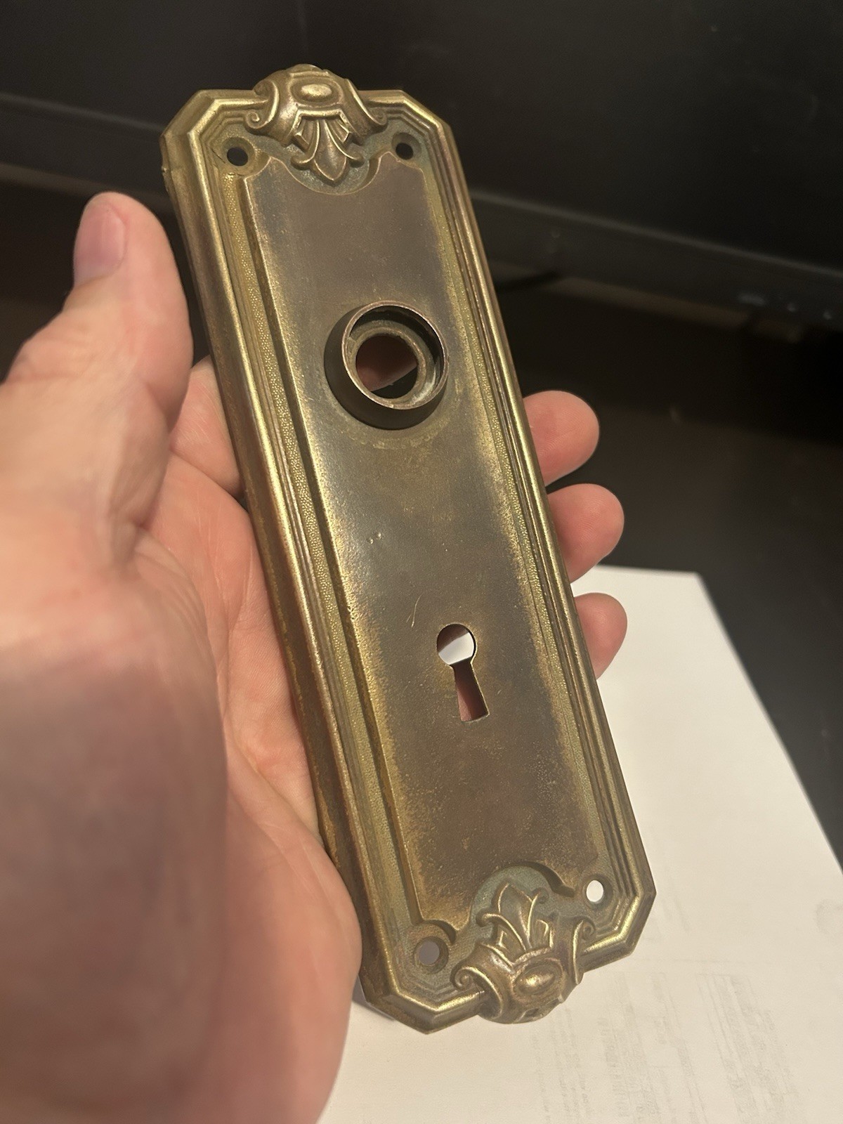 ANTIQUE ARTS CRAFT DECO VICTORIAN Fleur De Lis PRESSED BRASS DOOR KNOB BACKPLATE