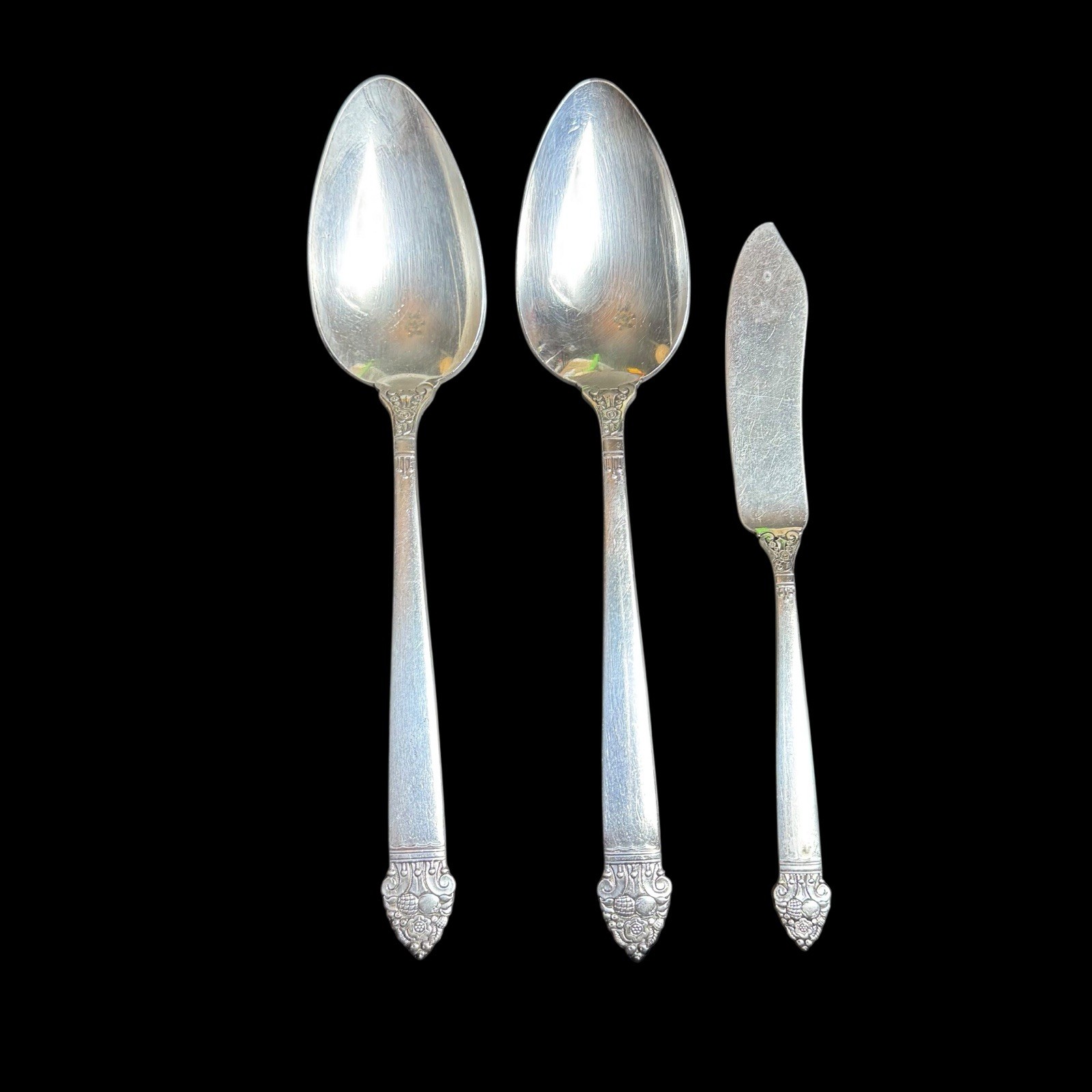 Oneida Silver-plated King Cedric Fruit pattern service for 4 and serving peace’s