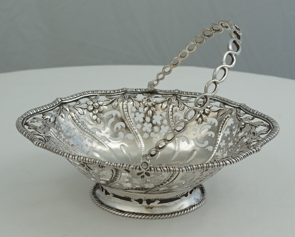 6″ Swing Handled Epergne Sweetmeats Basket, London 1768, Thomas Foster, 152mm