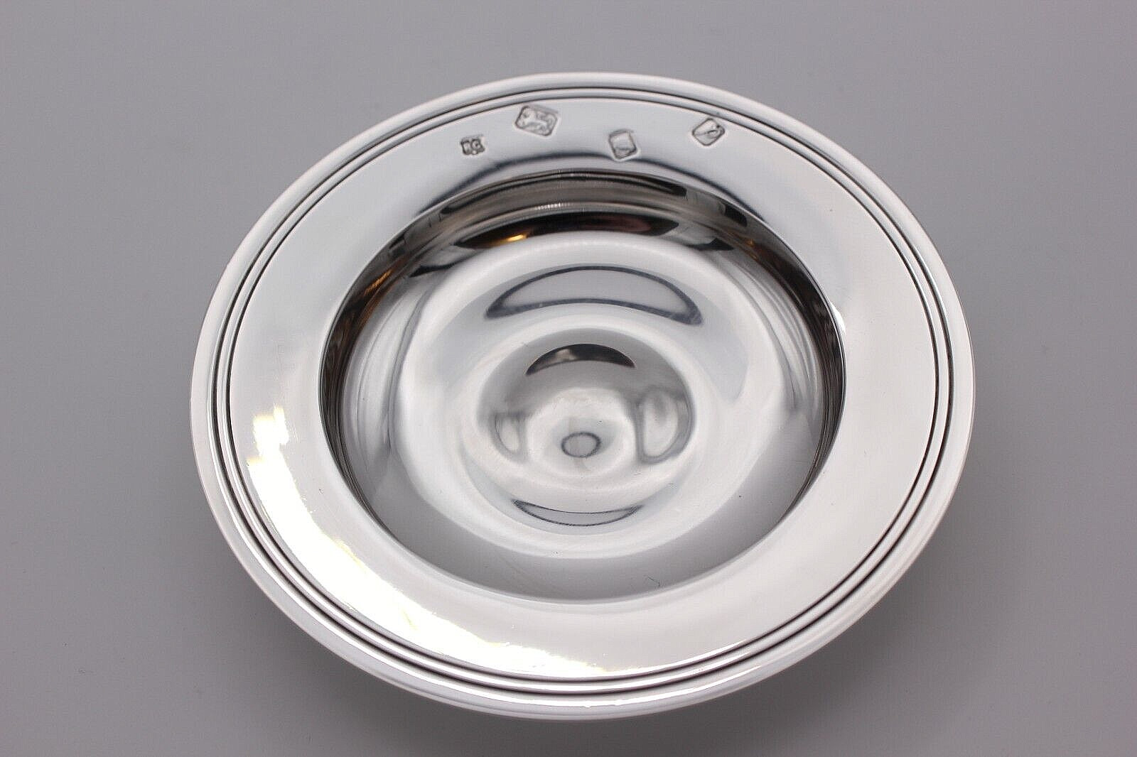 Sterling Silver Armada Dish 115 grams 11.5 cm / 4 1/2″ diameter Richard Comyns
