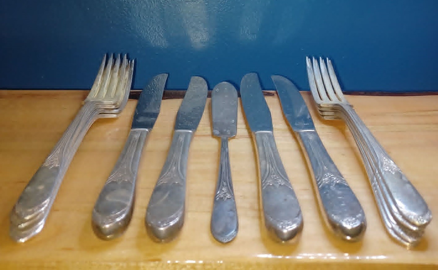 WM ROGERS MARY LOU/DEVONSHIRE FORKS & KNIVES 13 PIECE SILVER PLATED LOT 1327