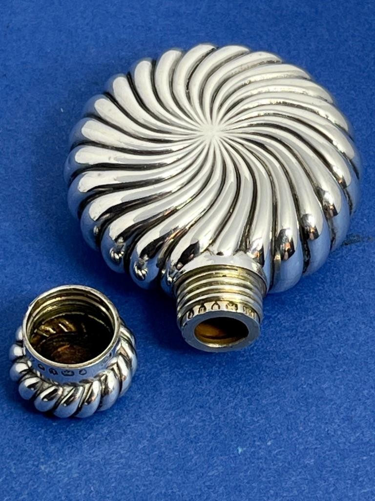 STUNNING ANTIQUE VICTORIAN SOLID SILVER SAMPSON MORDAN PERFUME / SCENT BOTTLE
