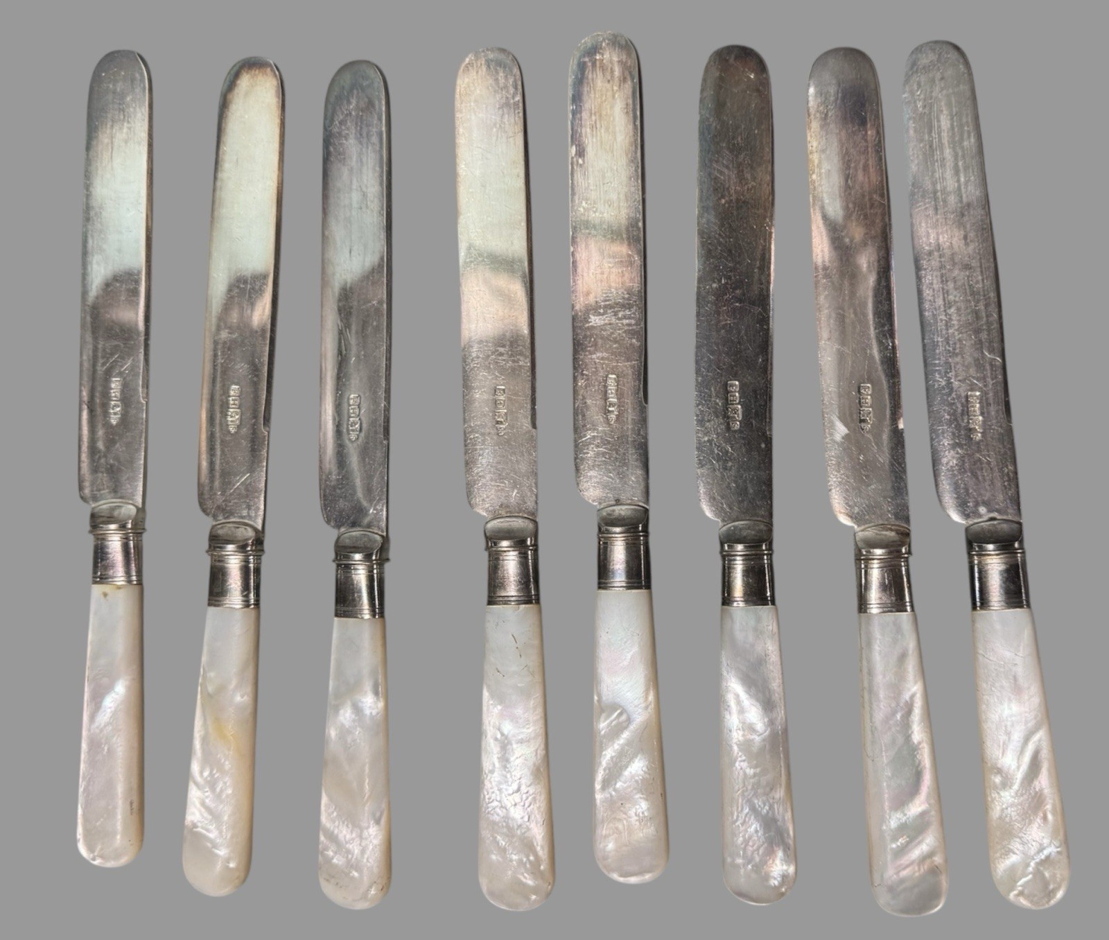 8 Vintage Matching Silverplate 7.75″ Flat Blade Knives w Mother of Pearl Handles