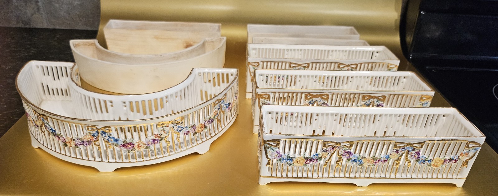 4 Antique Max Roesler Rodach Porcelain Laurel Leaf Planters W/ Original Inserts