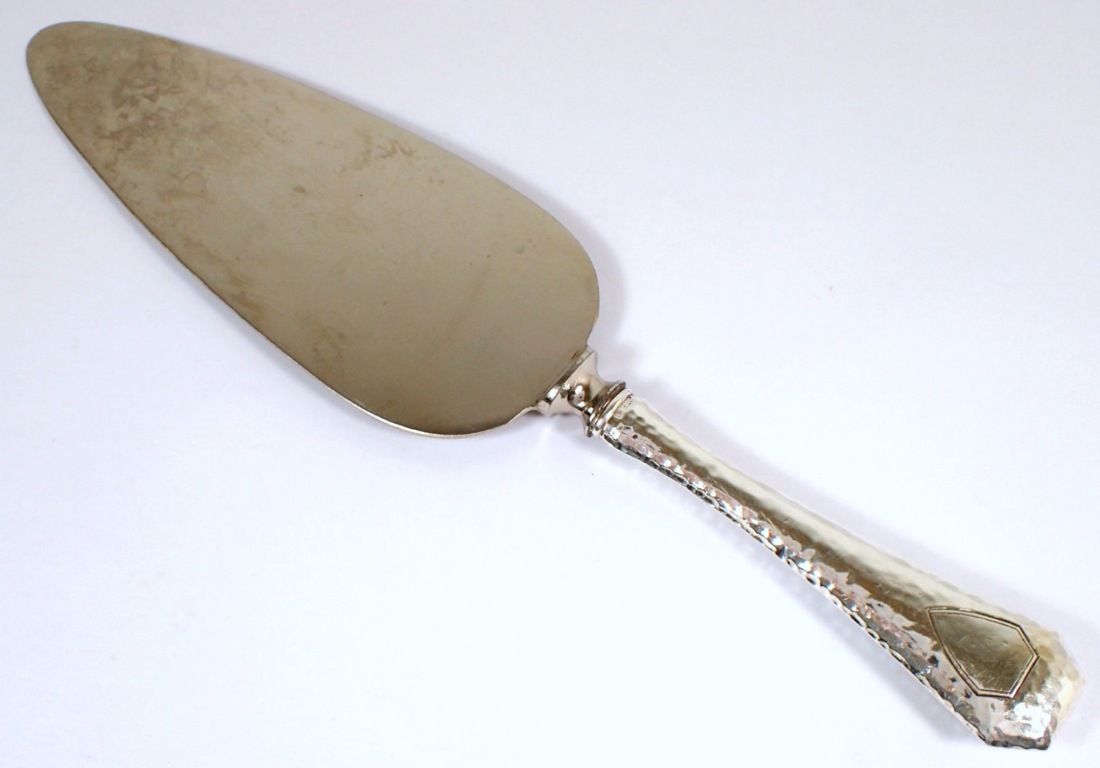 Vtg Hand Hammered Crest Shield Sterling Silver Handle 9 7/8″ Cake Pie Server