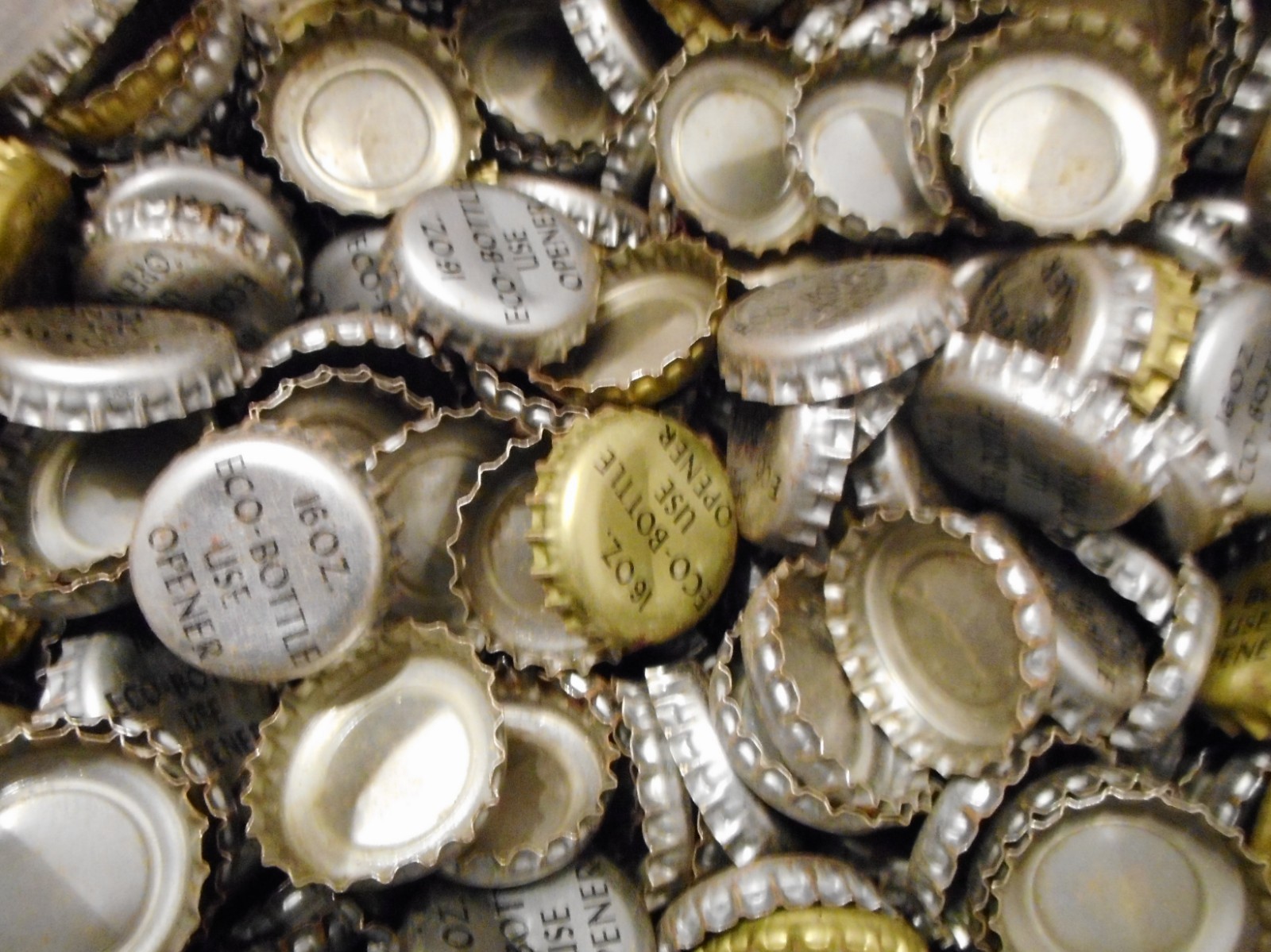 LOT OF 1000 VINTAGE GENERIC BEER CAPS 5 LBS