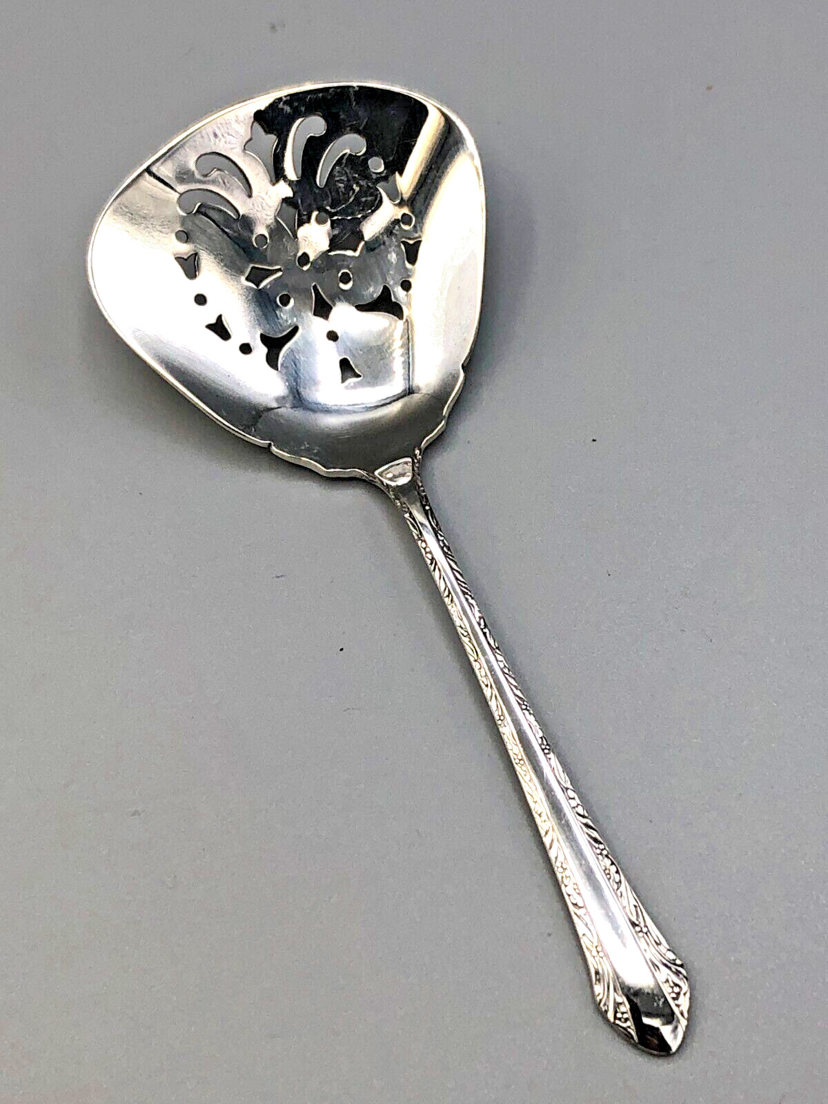Chased Romantique by Alvin Sterling Silver Bon Bon, Nut or Candy Spoon 4.75″