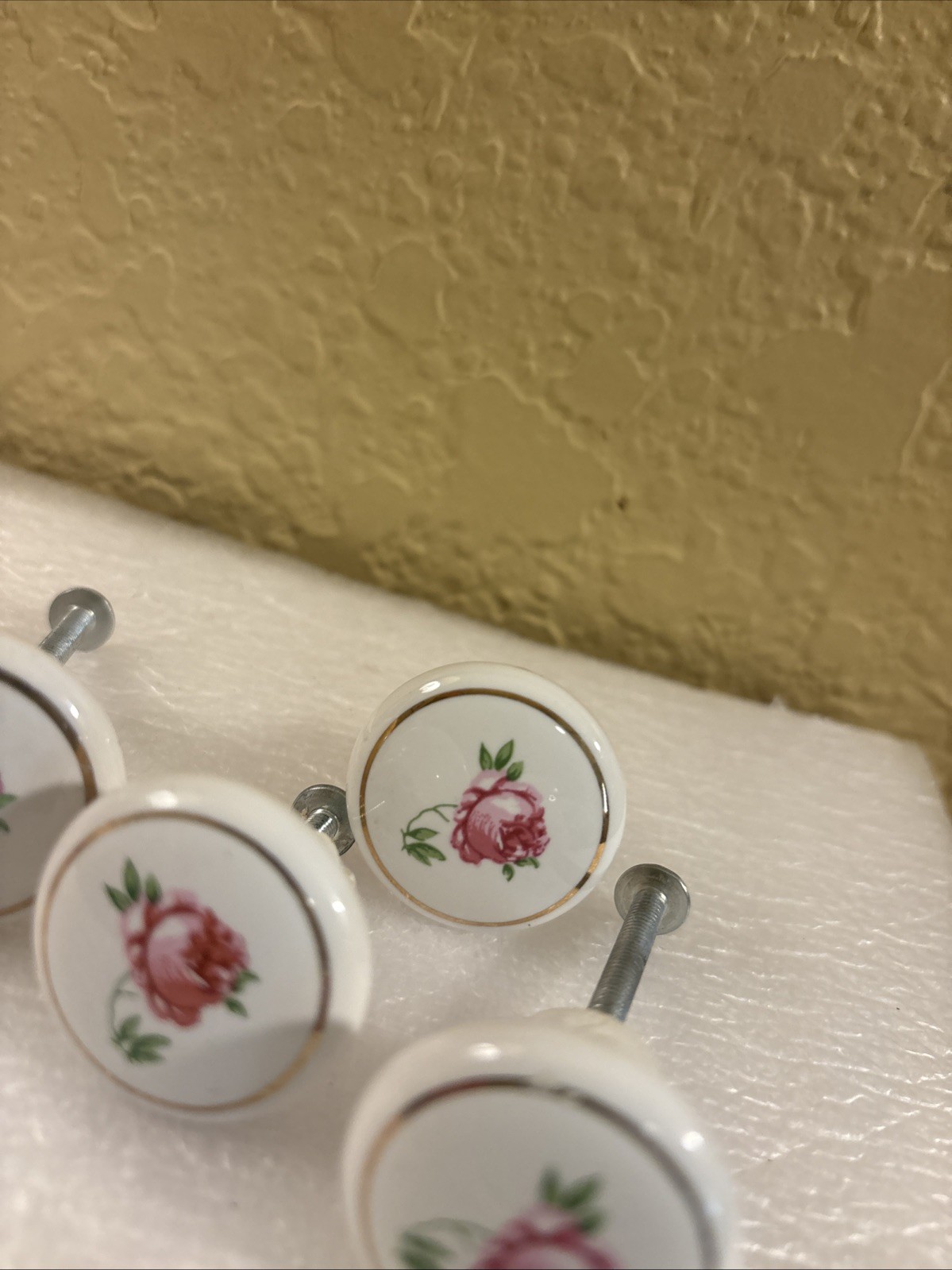 Vtg Porcelain Drawer Pulls Knobs pink Rose gold trim round 1.5 ” Set 6(o10