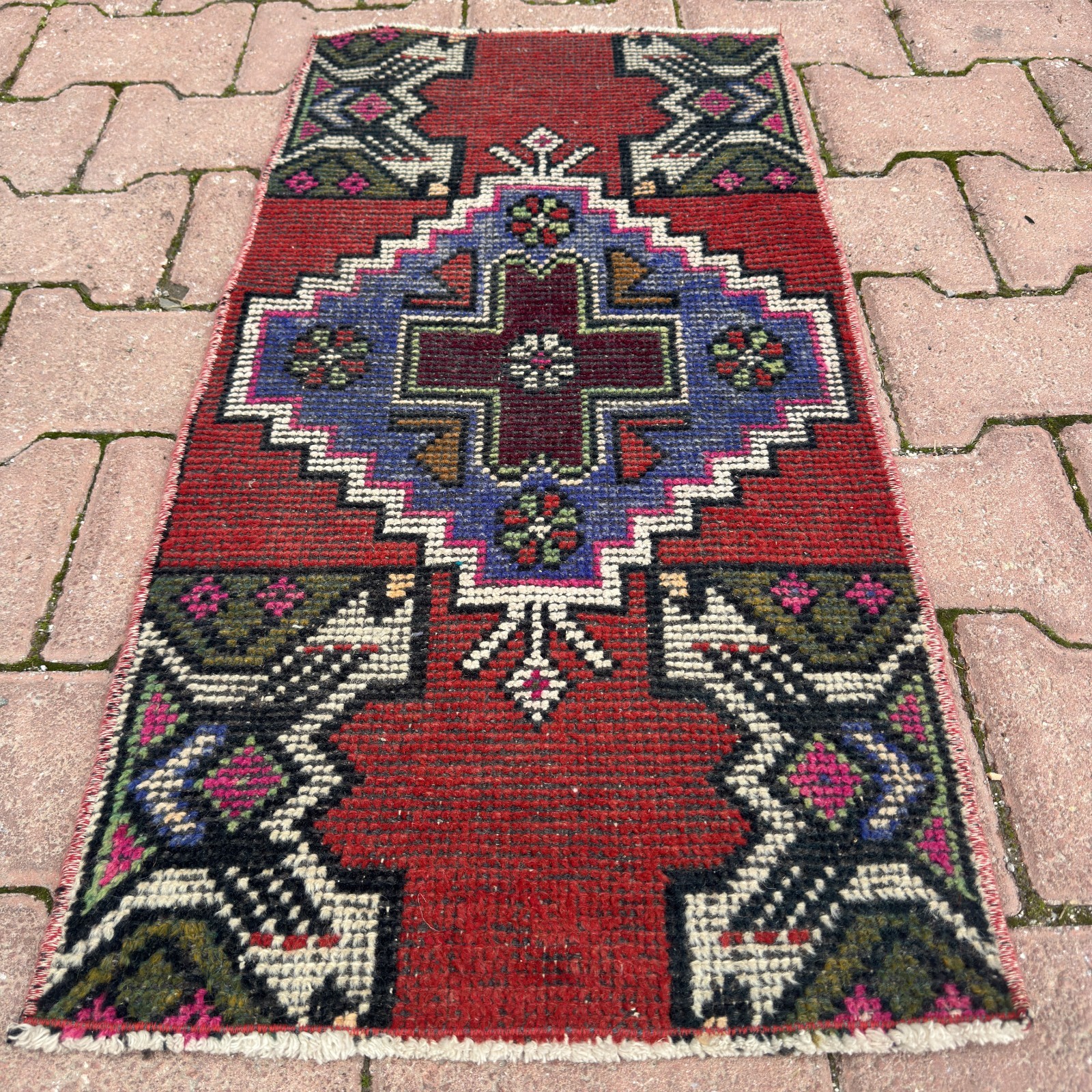 Red 1×3 ft Vintage Turkish Wool Accent Rug With Blue Medallion – Tariff Free