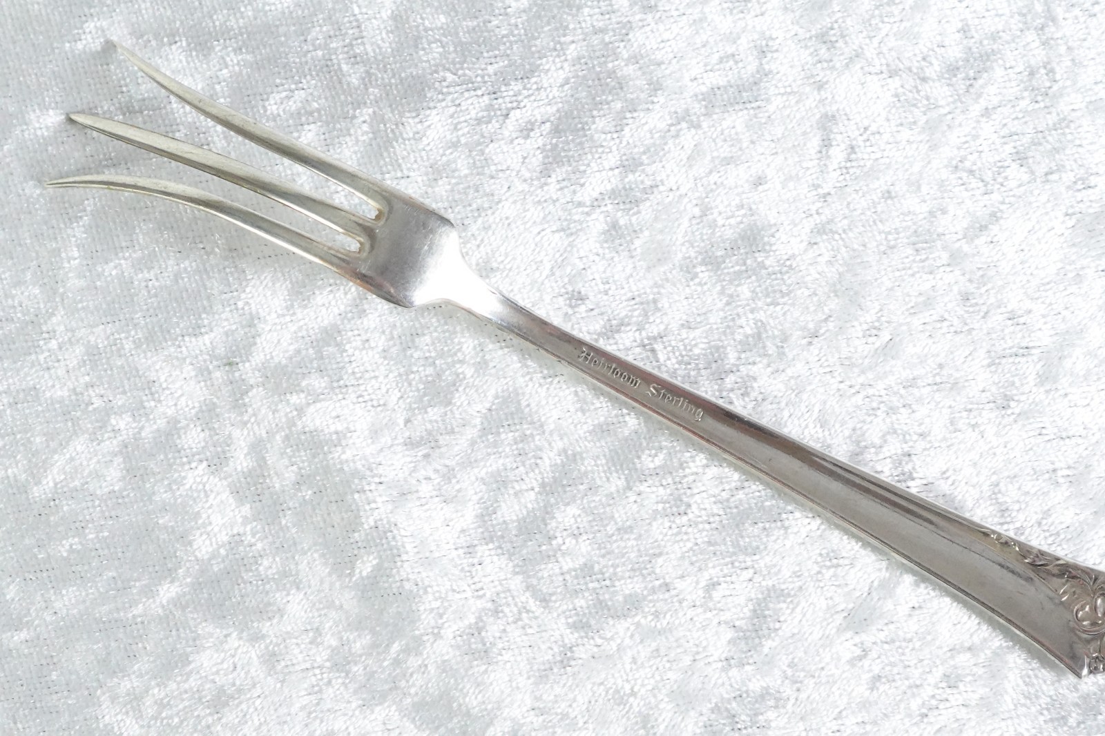 Damask Rose Pattern Heirloom Sterling Lemon Fork 14 Gr Silver By Oneida 5 1/8″ L