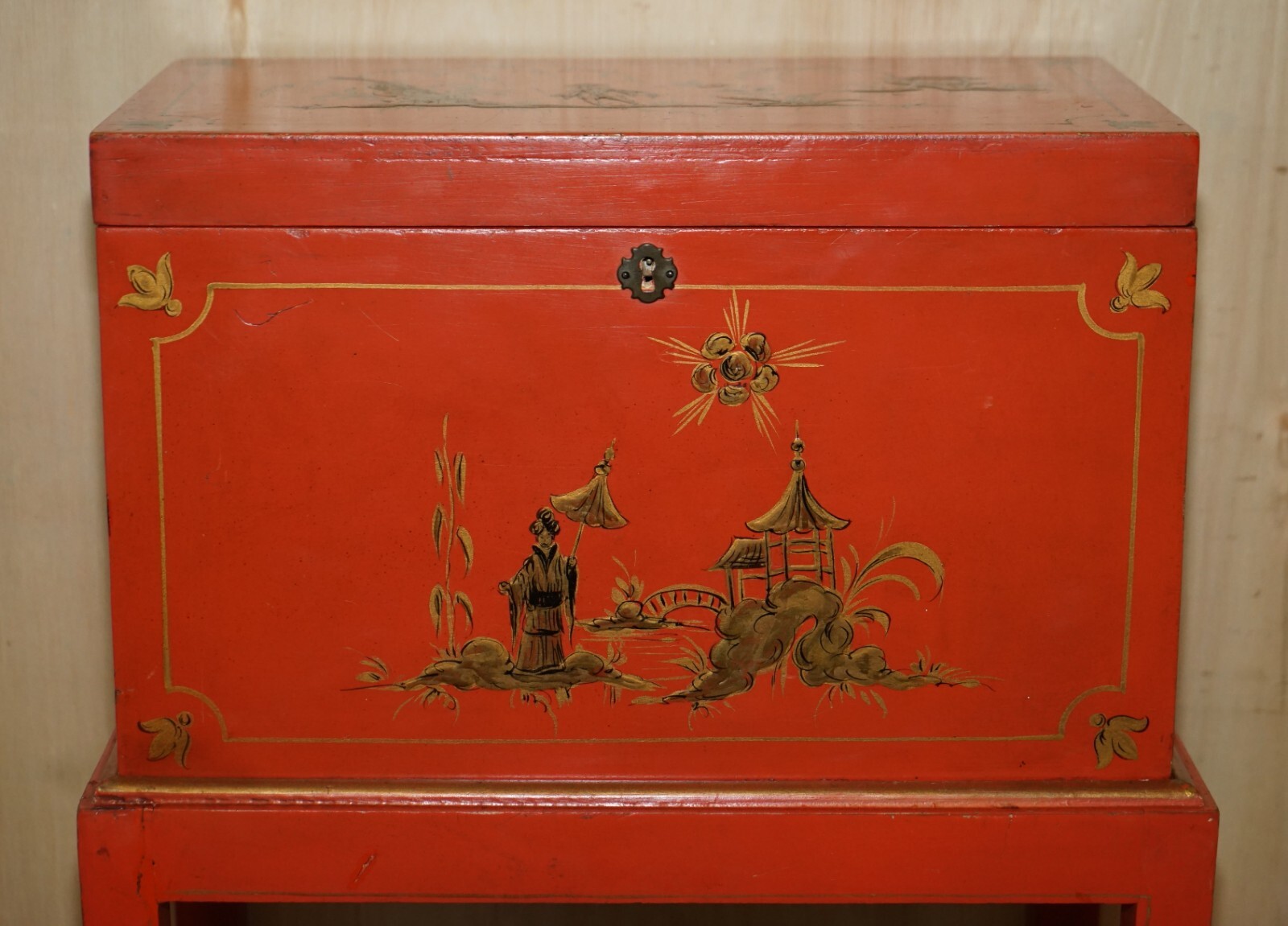 ANTIQUE JAPANNED ORIENTAL SIDE TABLE CHEST ON STAND HAND PAINTED AND LACQUERED