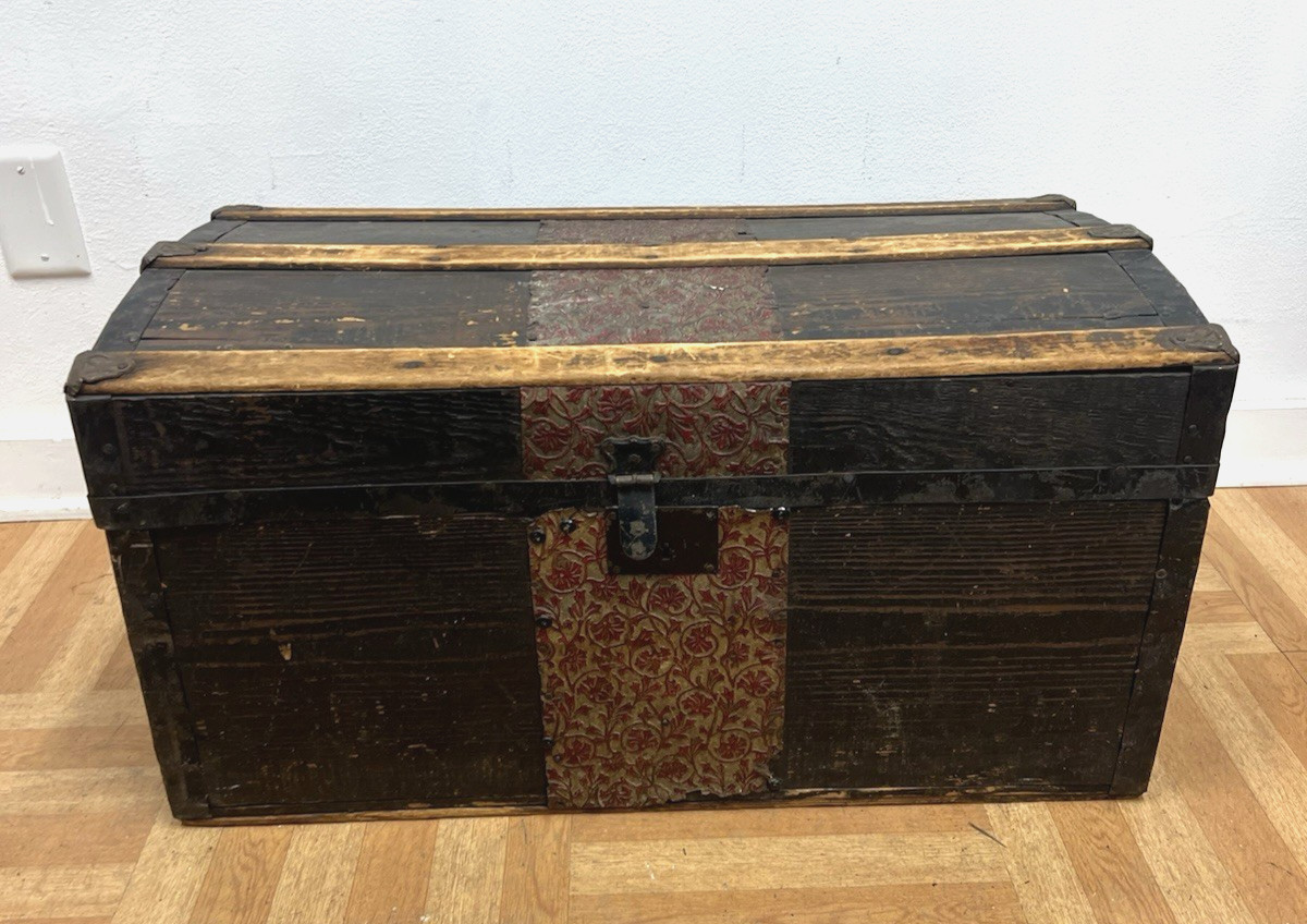 Vintage STEAMER TRUNK storage chest camelback humpback antique victorian toy box
