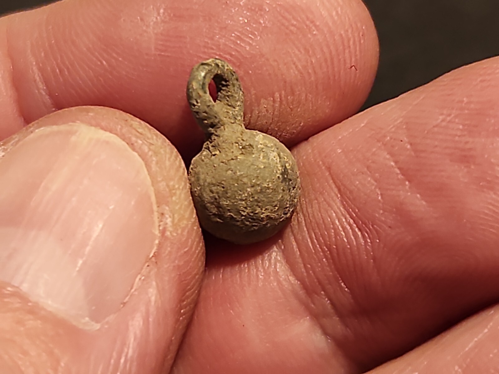 Post Medieval/Tudor bronze button. Please see description. LA127u