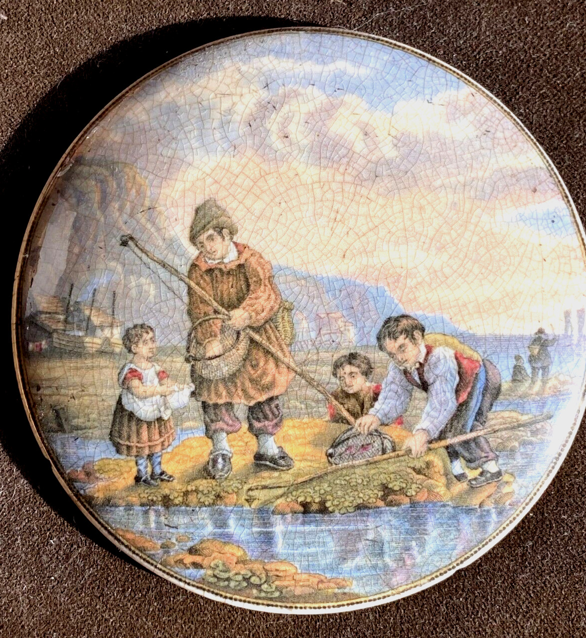 F & R PRATT Co. Colored POT LID, The Shrimpers , 4-1/4″ The Young Shrimpers RARE