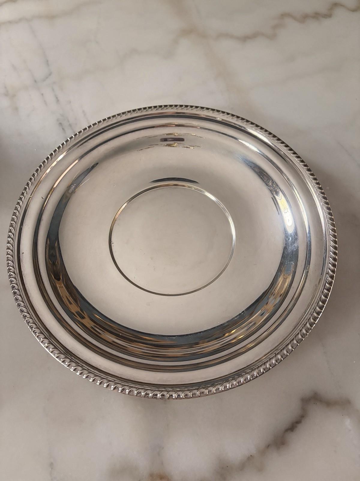 Vintage Silver-Plated Serving Round Tray Wallingford Co 11″