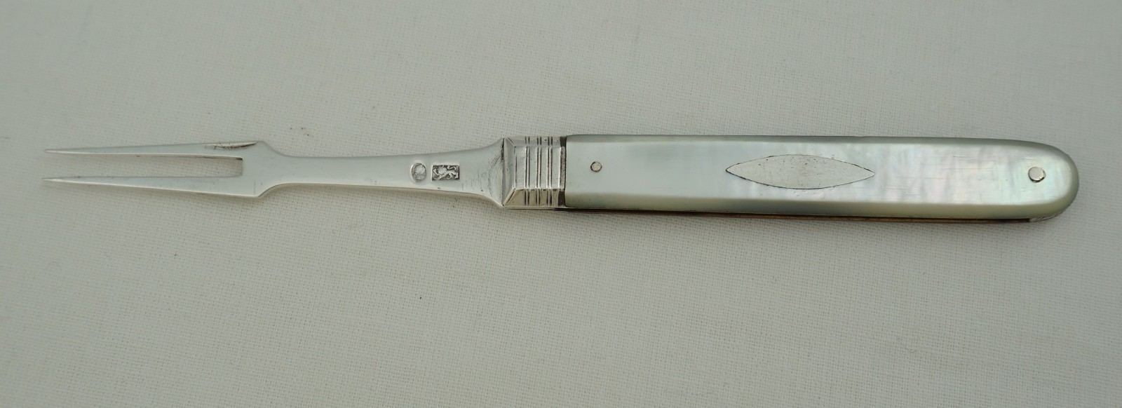 5 ½+” Folding Fruit Fork, Georgian Silver, Sheffield c.1820, 144mm, 21g.