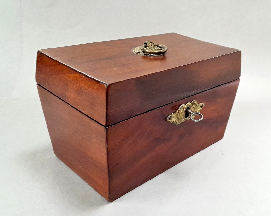 LOVELY ANTIQUE GEORGIAN REGENCY FLAME MAHOGANY SARCOPHAGUS TEA CADDY BOX & KEY
