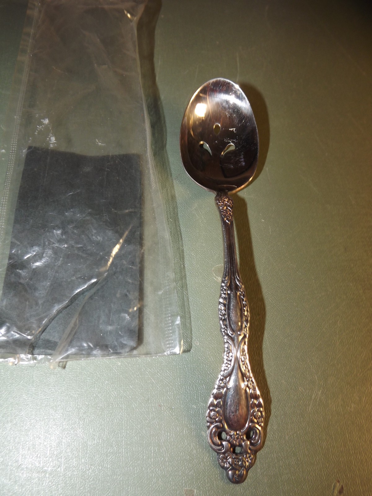 1881 Rogers/Oneida Victorian Classic Slotted Serving/Relish Spoon 6.75″-Open Pkg
